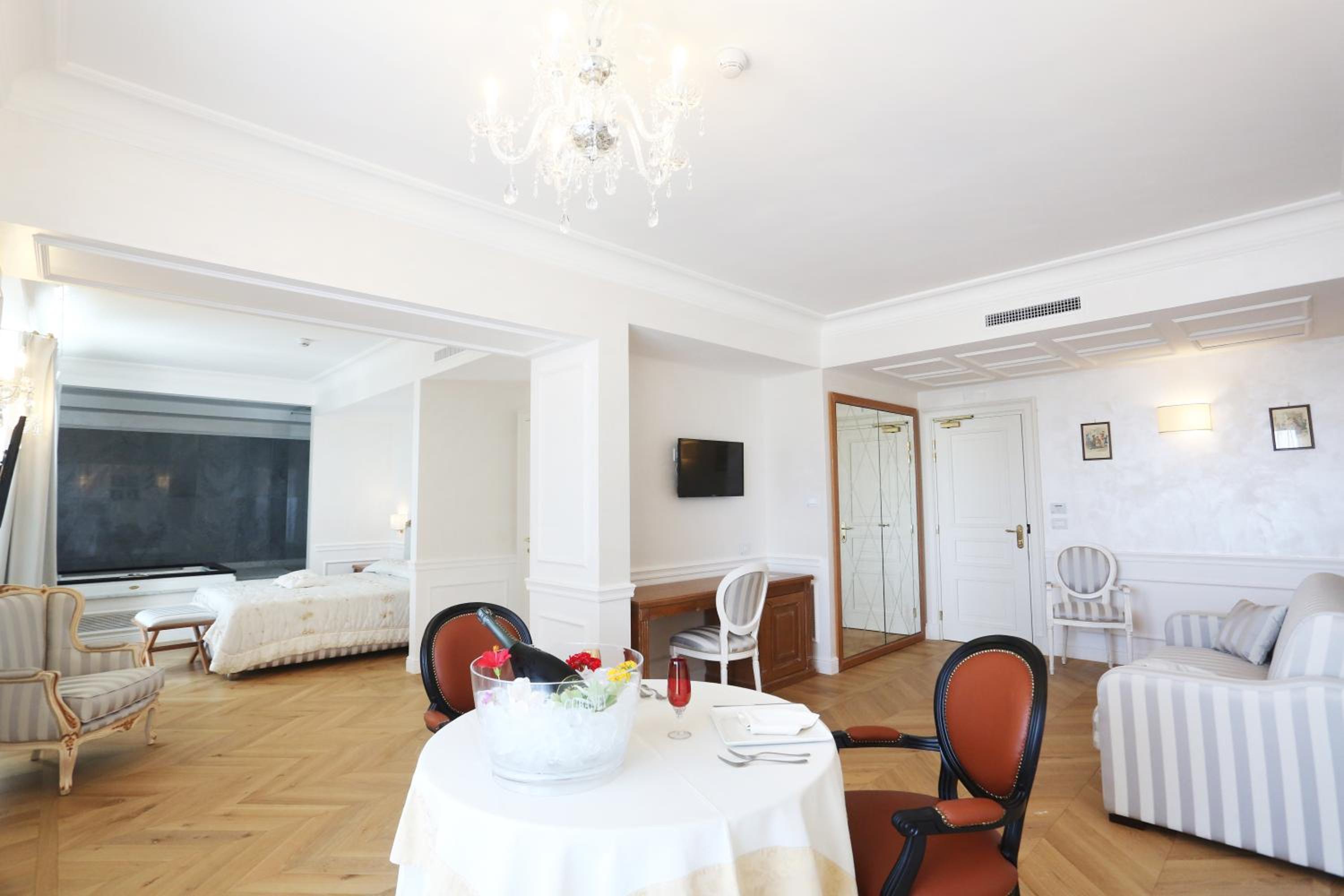 Deluxe Suite with Spa Bath - Photo 1