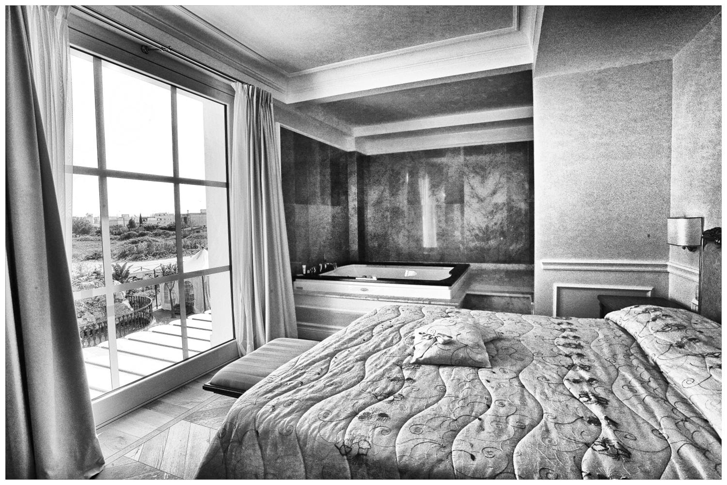 Deluxe Suite with Spa Bath - Photo 2