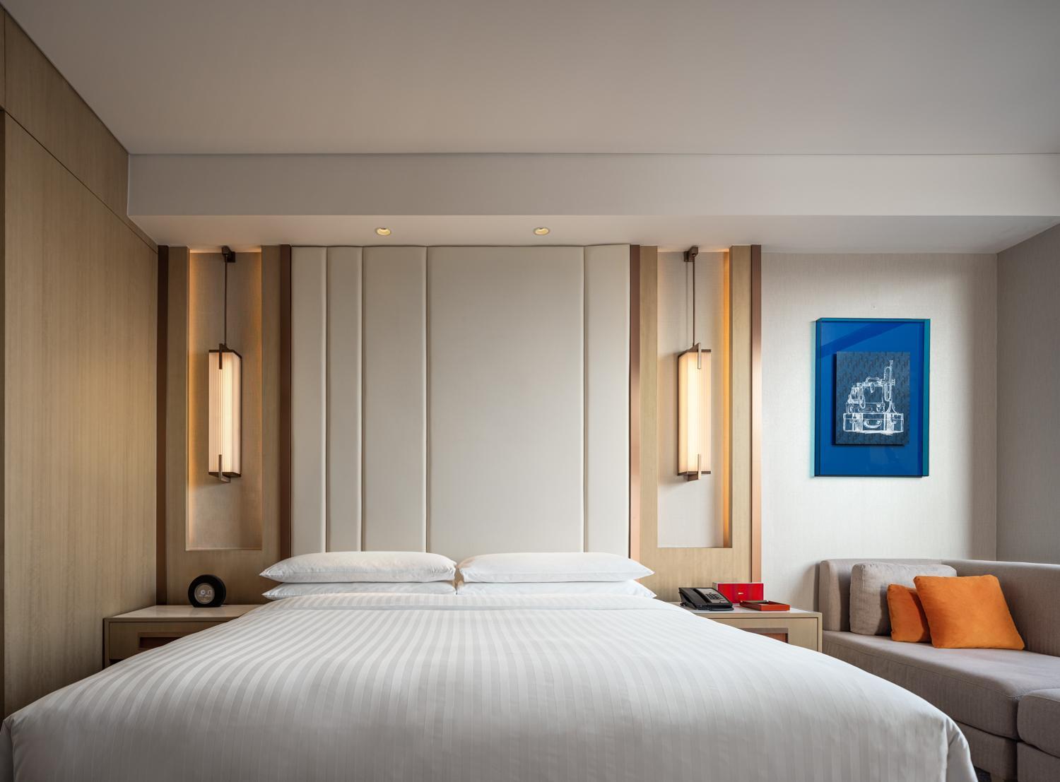 Deluxe King Room with City View photo 3