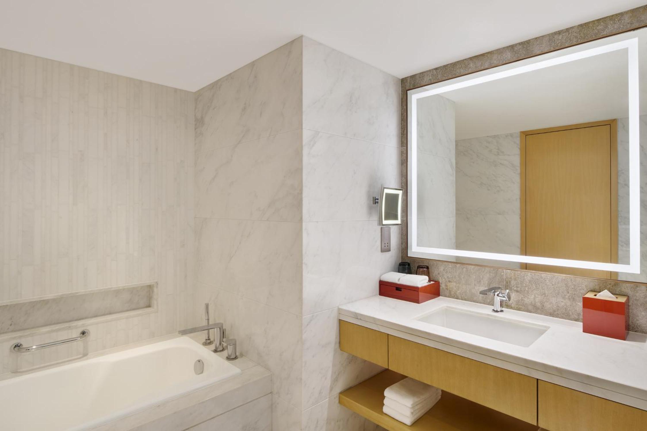 Executive King Suite with City View photo 1