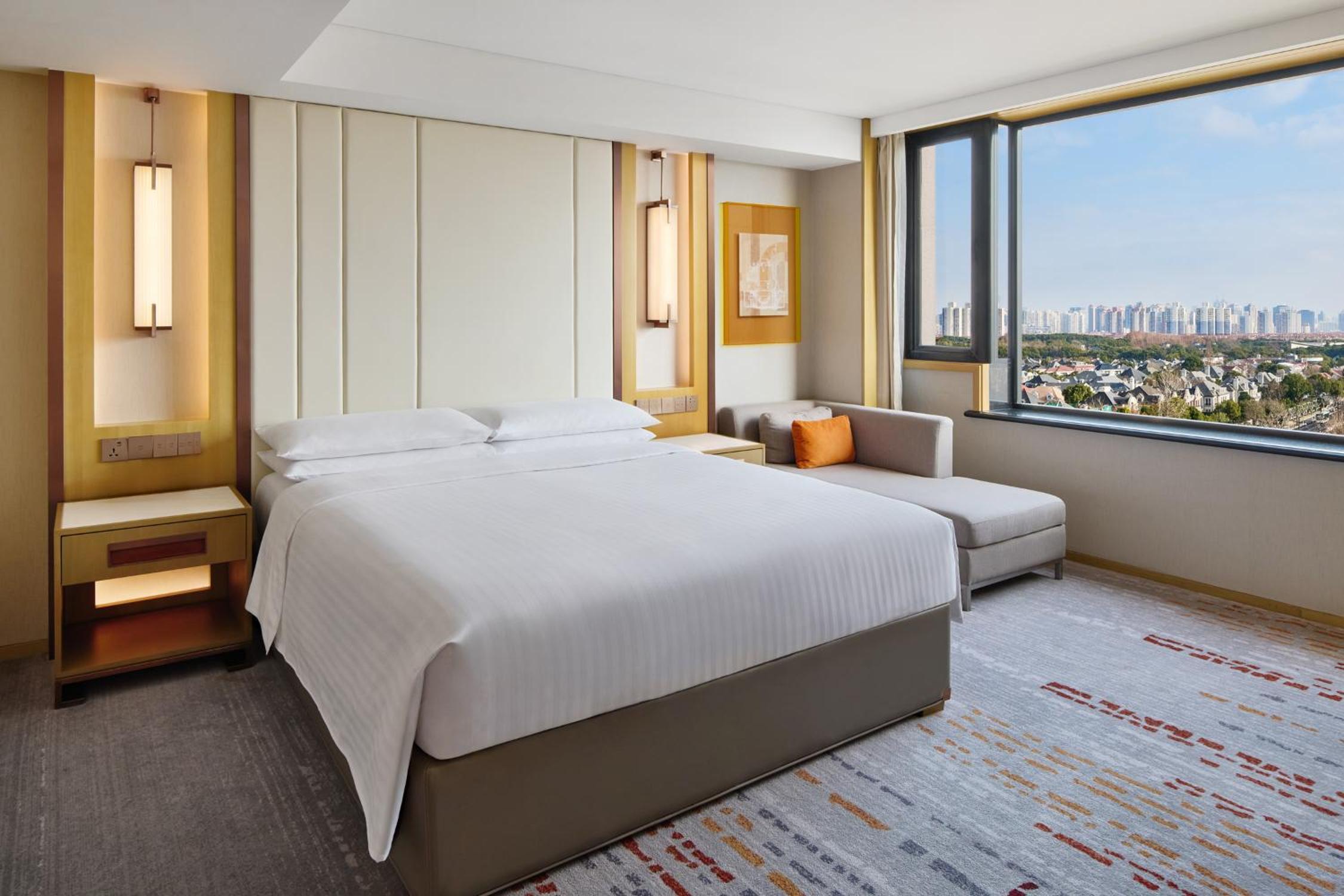 Executive King Suite with City View photo 3