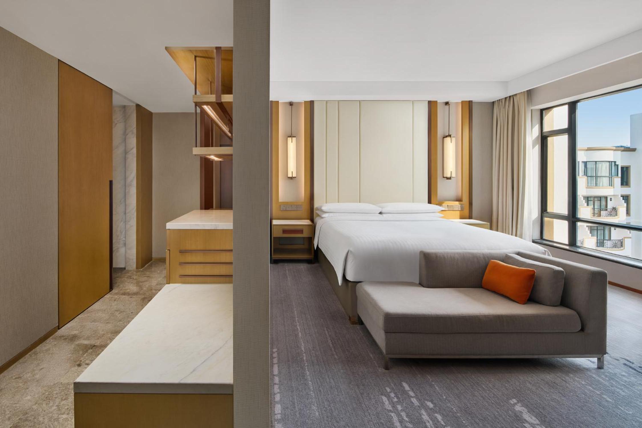 Premier Executive King Room with City View photo 3
