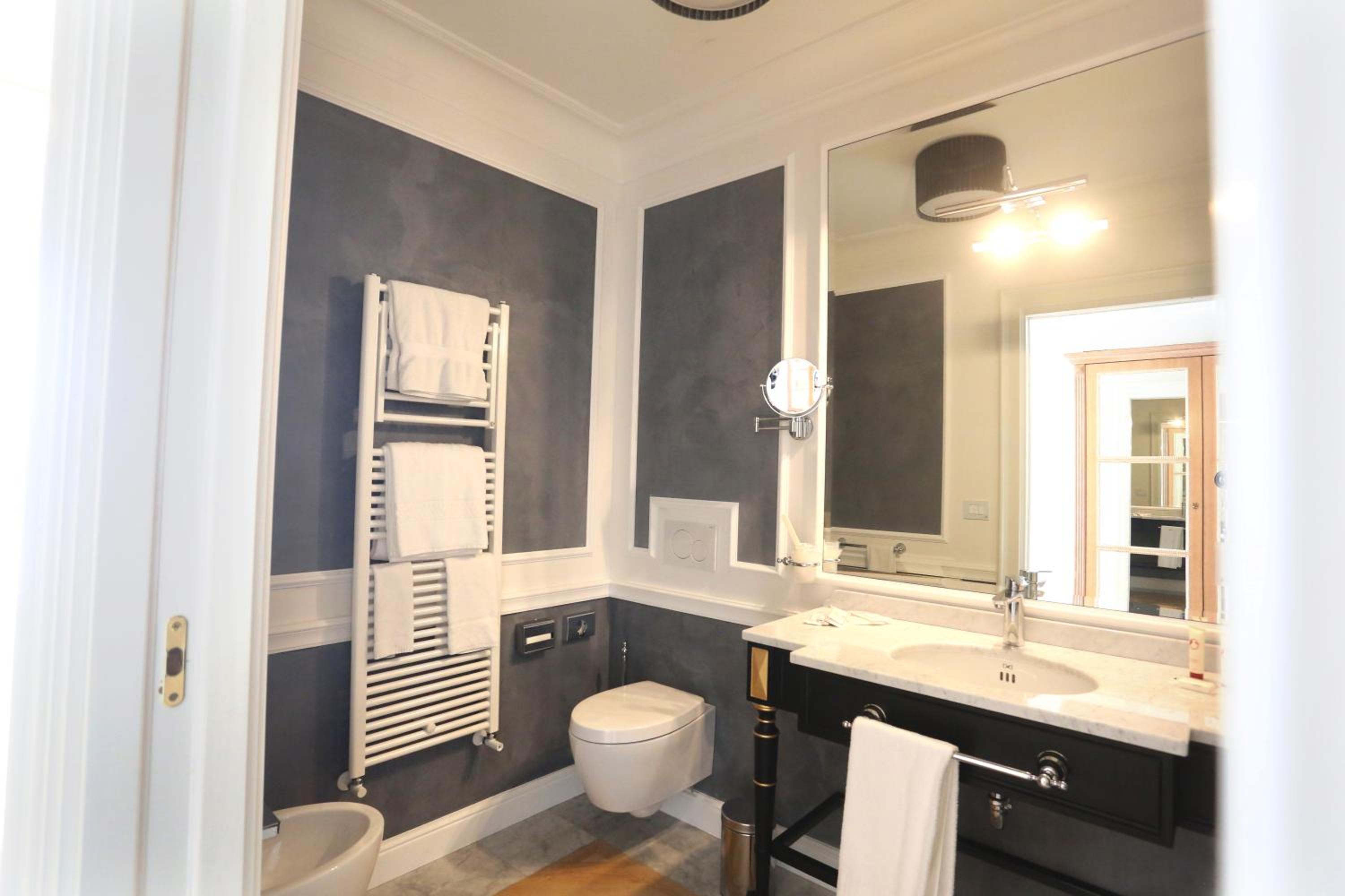 Deluxe Double or Twin Room - Photo 2