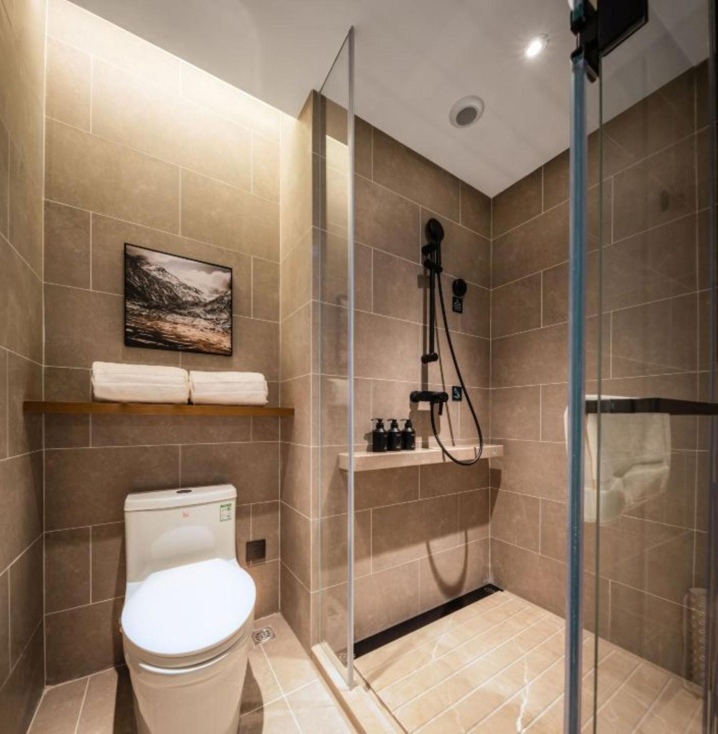 Elegant Twin Room photo 3