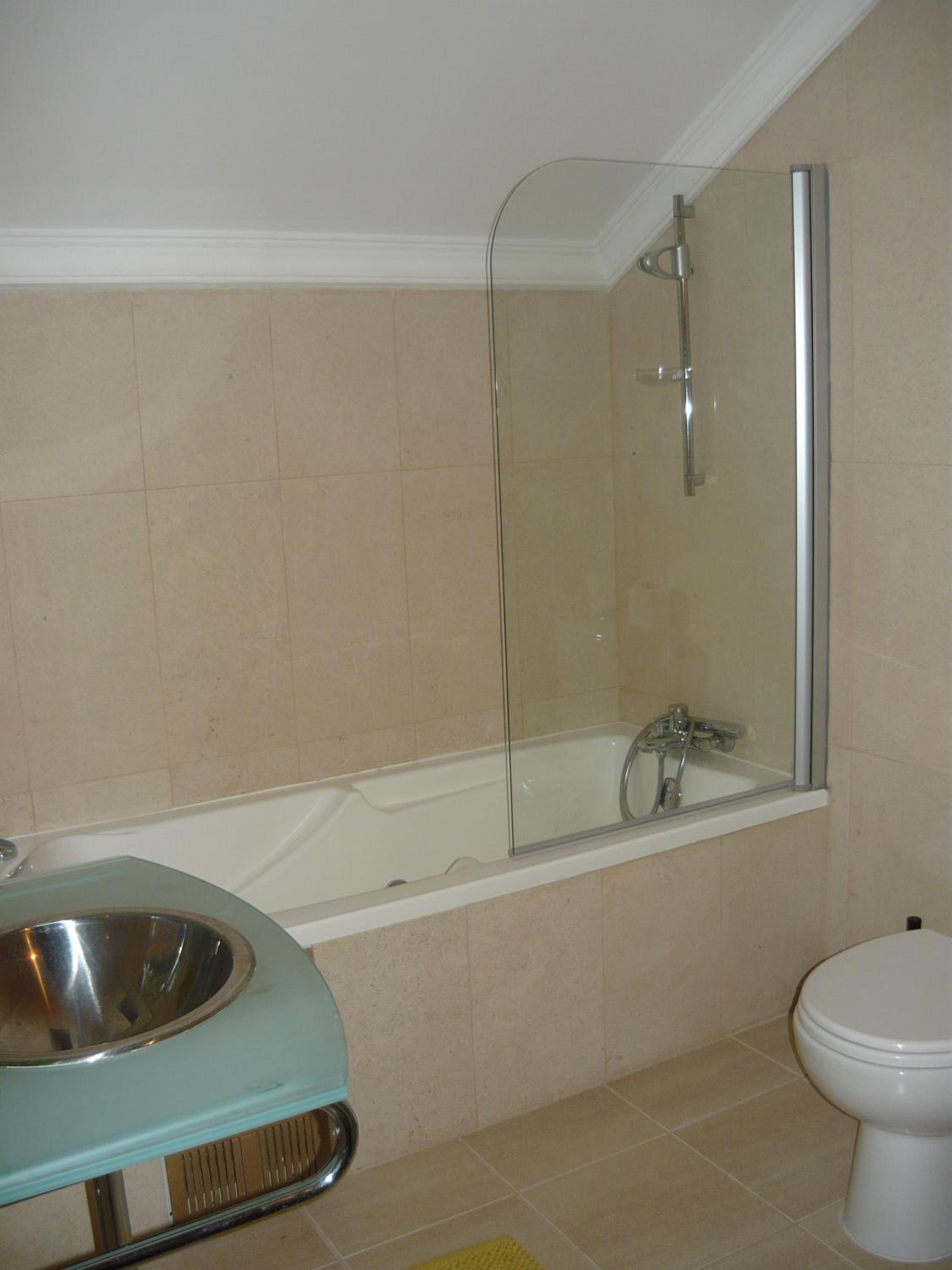 Double Room with Private Bathroom - Photo 2