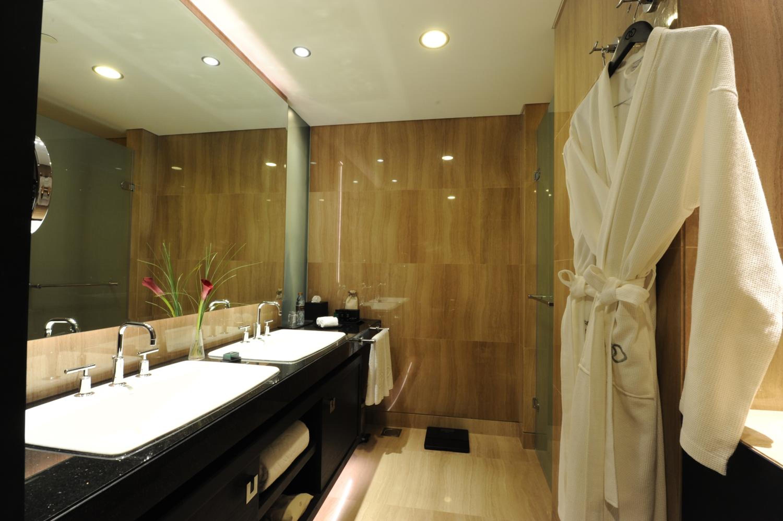 Prestige Suite with Club Access and Sea or City View — photo 7