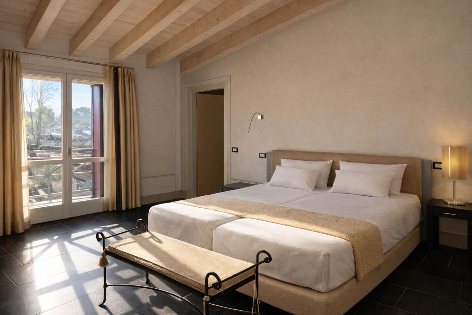 Junior Suite with Pool View photo 2