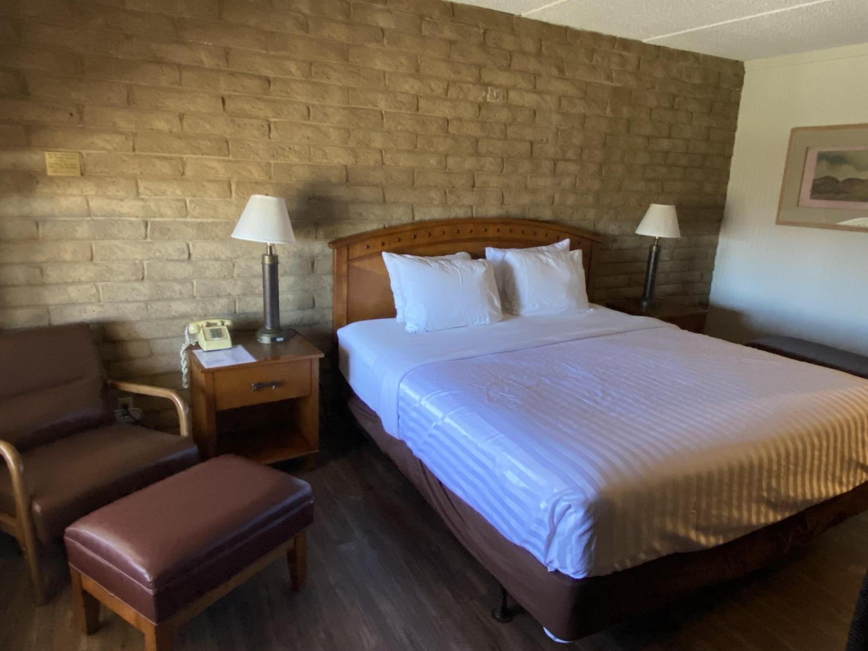King Room - Non-Smoking - Photo 2