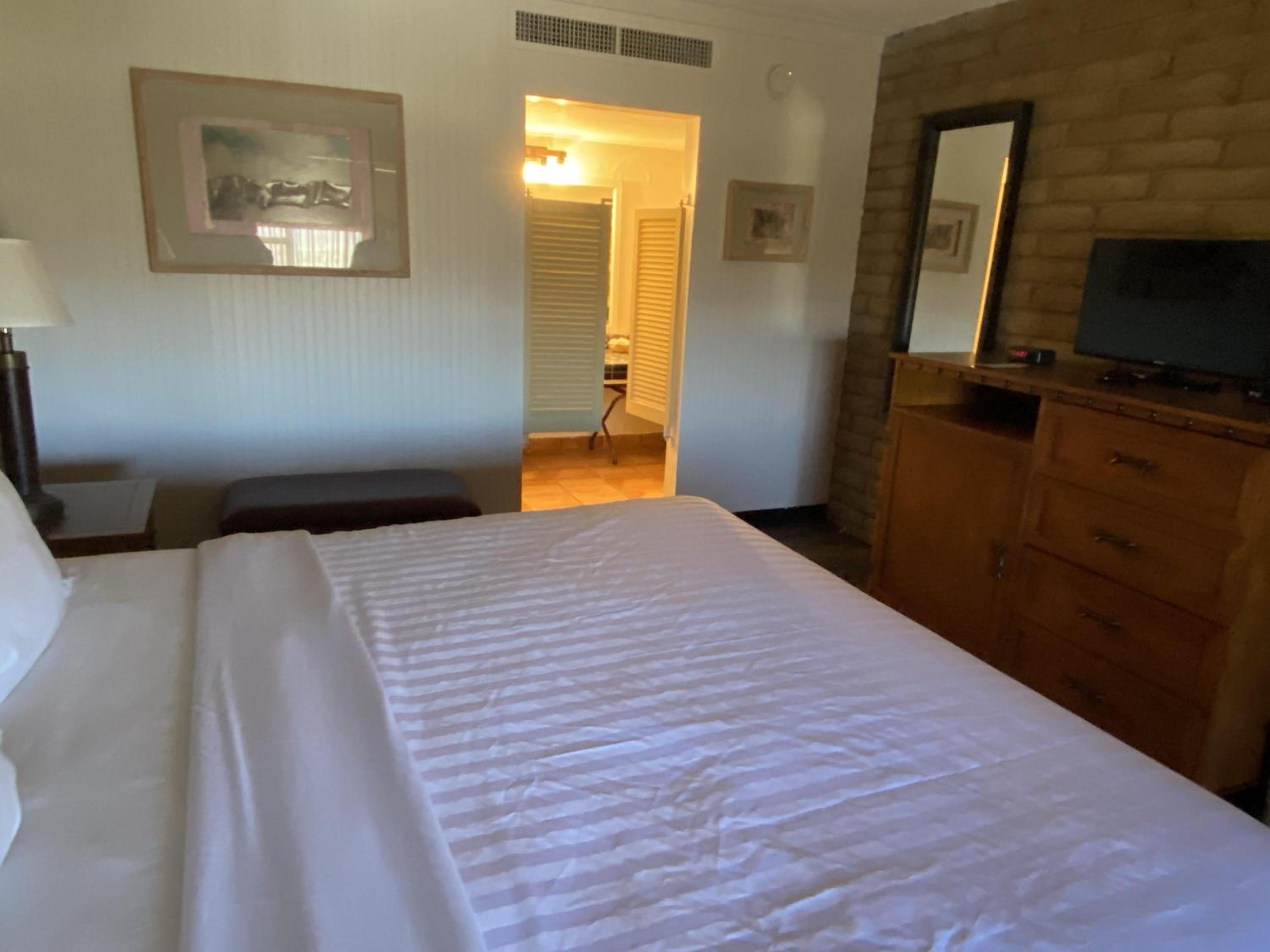 King Room - Non-Smoking - Photo 3