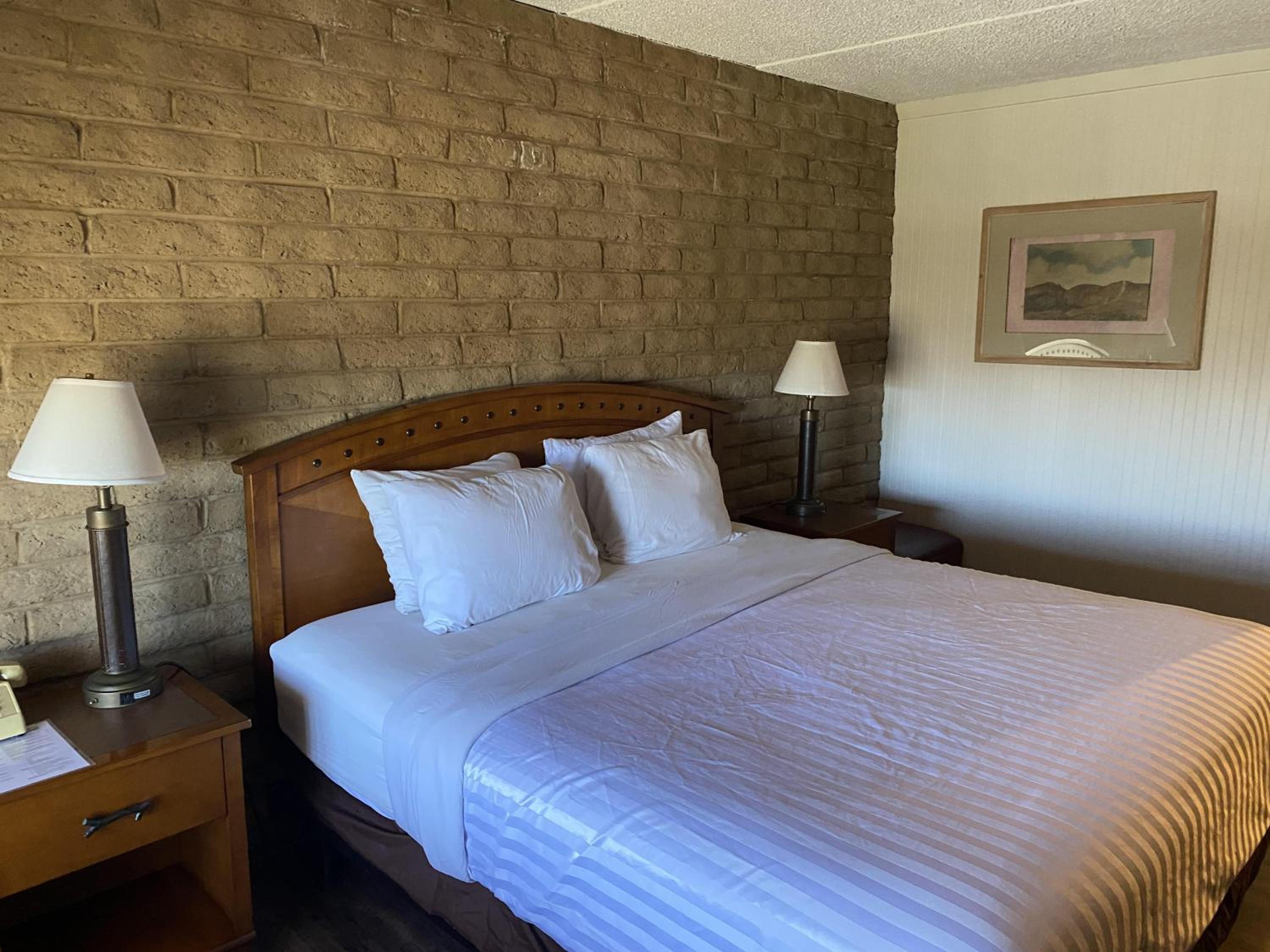 King Room - Non-Smoking - Photo 4