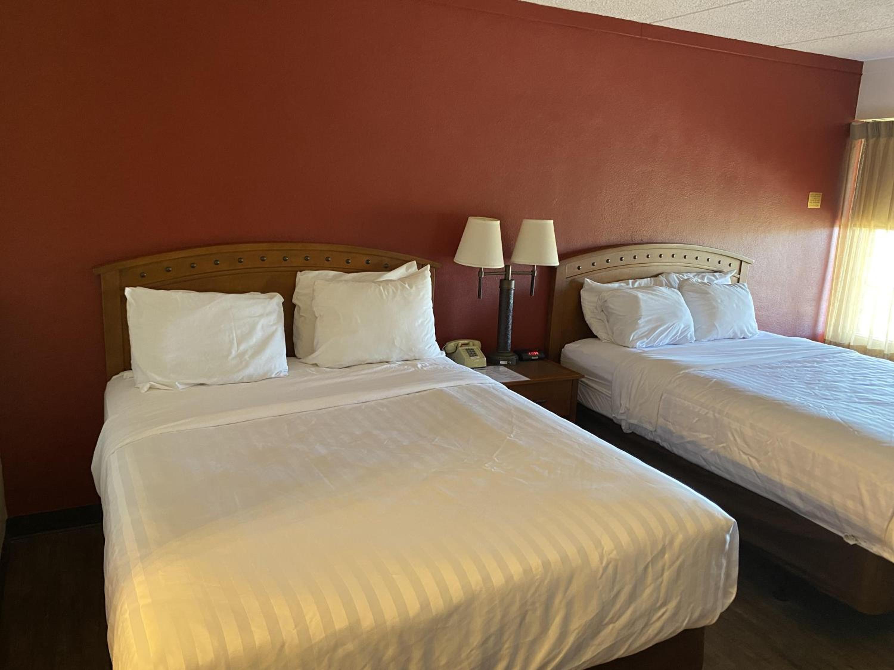 Queen Room with Two Queen Beds and Roll-In Shower - Disability Access/Non-Smoking - Photo 3