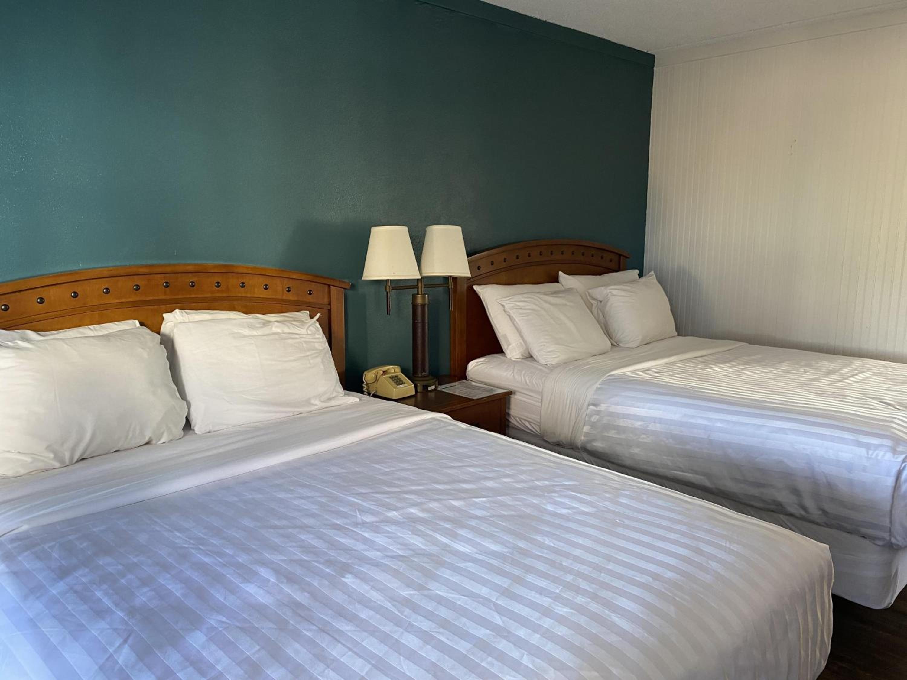 Queen Room with Two Queen Beds and Roll-In Shower - Disability Access/Non-Smoking - Photo 4