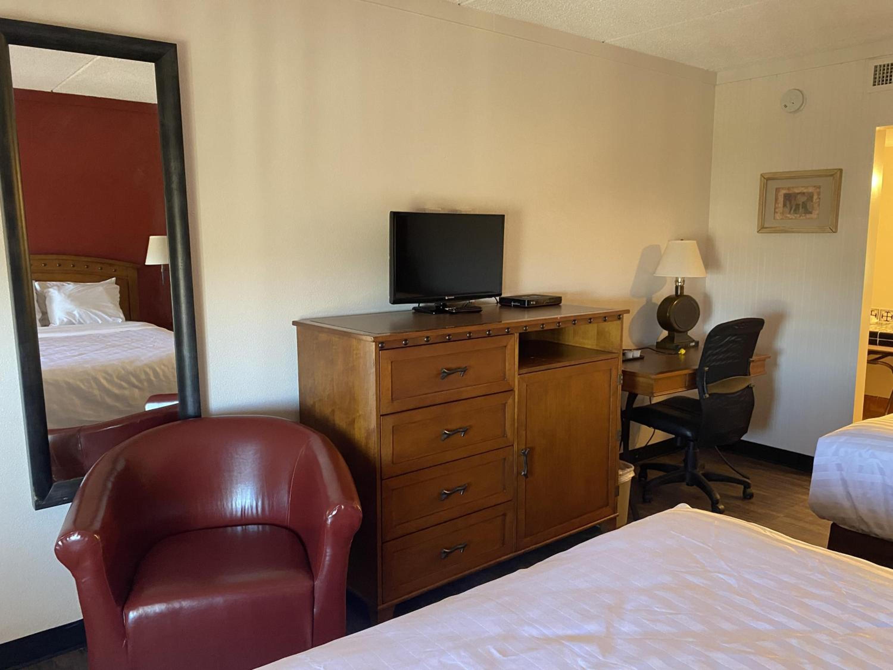 Queen Room with Two Queen Beds and Roll-In Shower - Disability Access/Non-Smoking - Photo 5