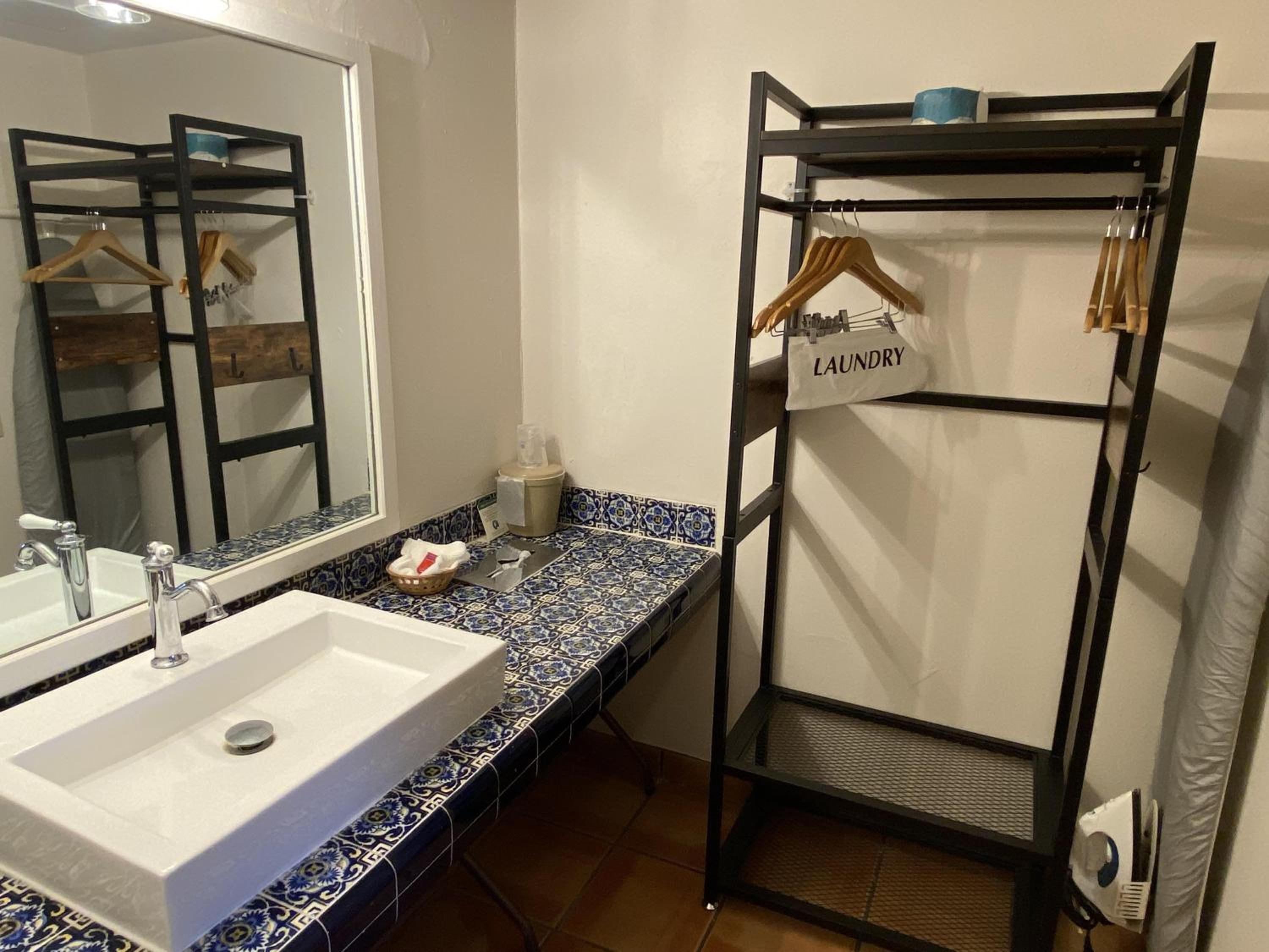 Queen Room with Two Queen Beds and Roll-In Shower - Disability Access/Non-Smoking - Photo 6