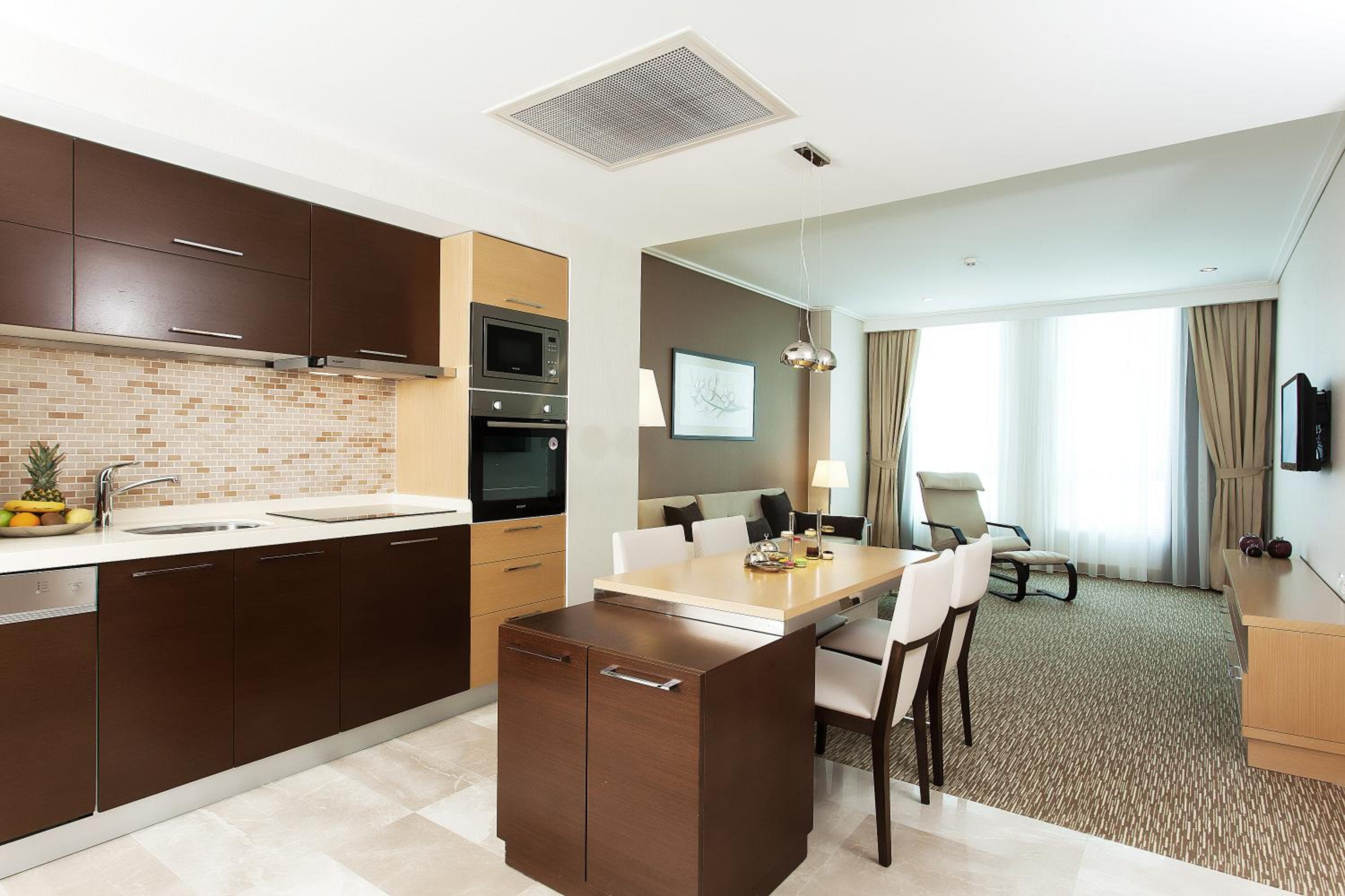 One-Bedroom Apartment with Kitchen and City View photo 3