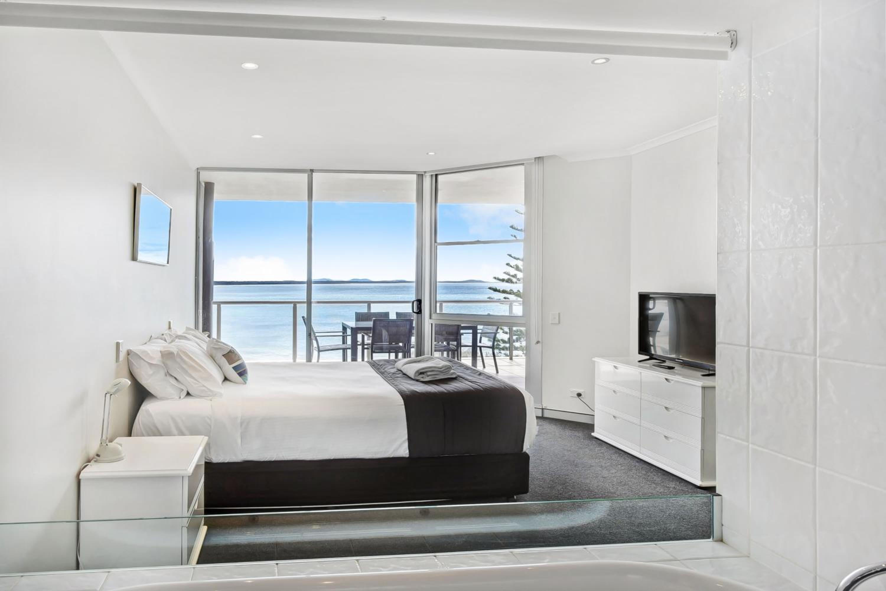 One-Bedroom Apartment with Ocean View photo 2
