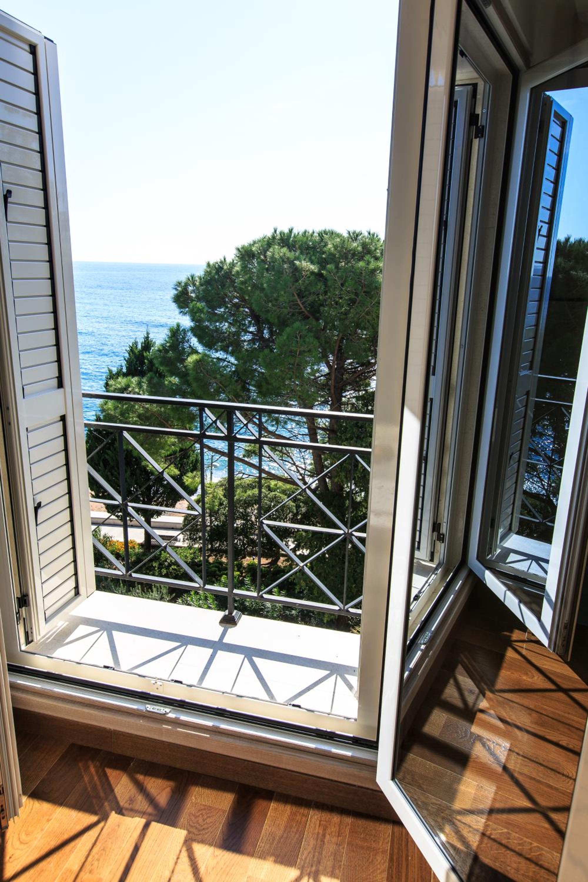 One-Bedroom Apartment with Sea View