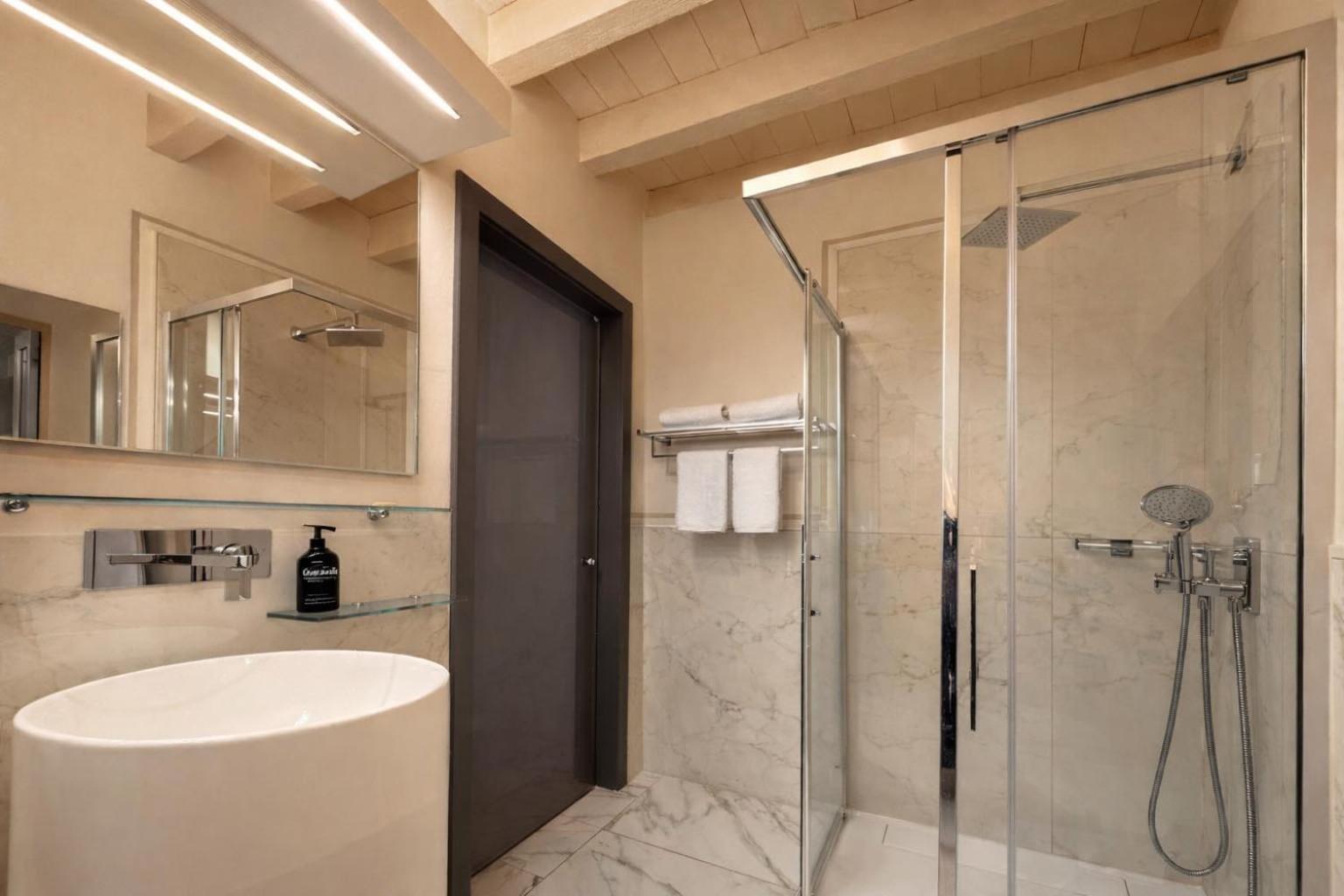 Deluxe Double or Twin Room with Lake View photo 1