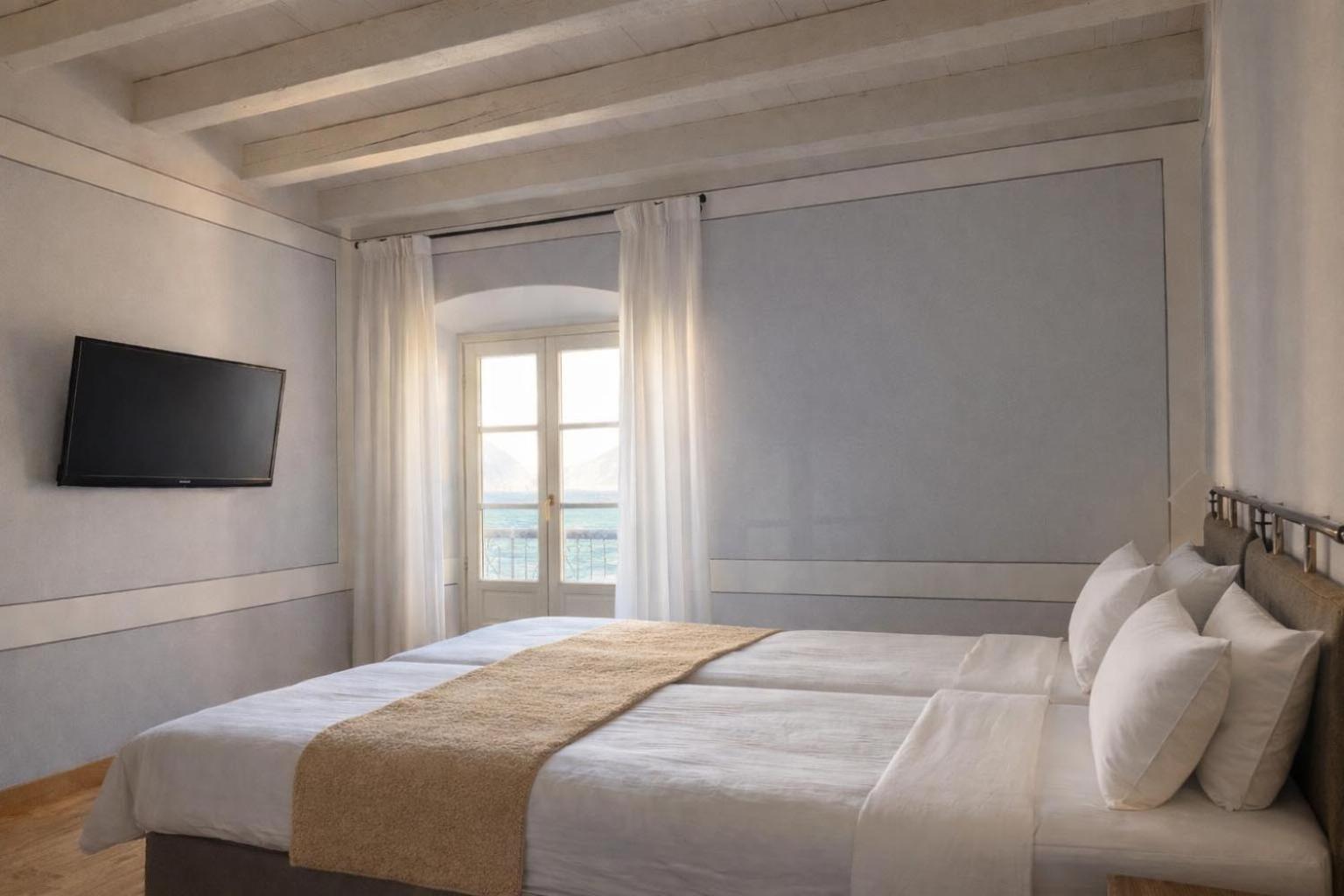 Deluxe Double or Twin Room with Lake View photo 2