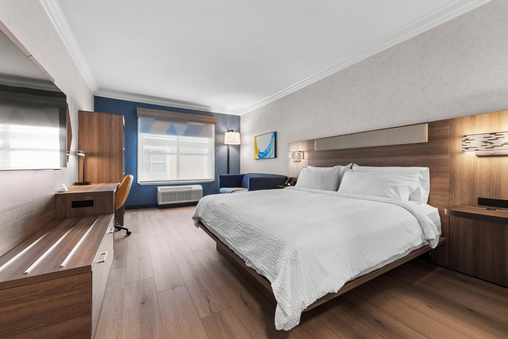 Essential King Room with Courtyard View - Photo 4