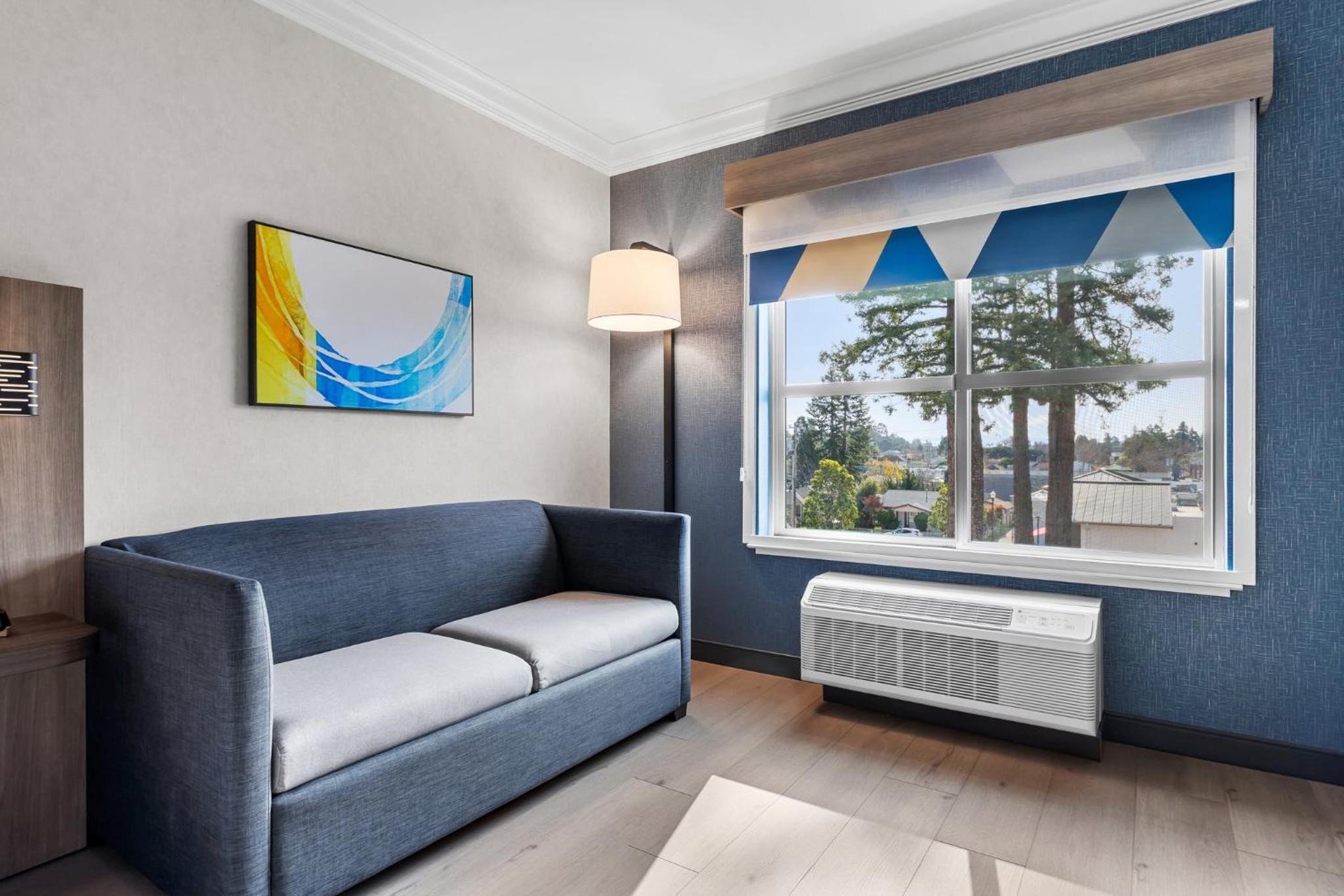 Standard King Room with Mobility Accessible Tub - Photo 3