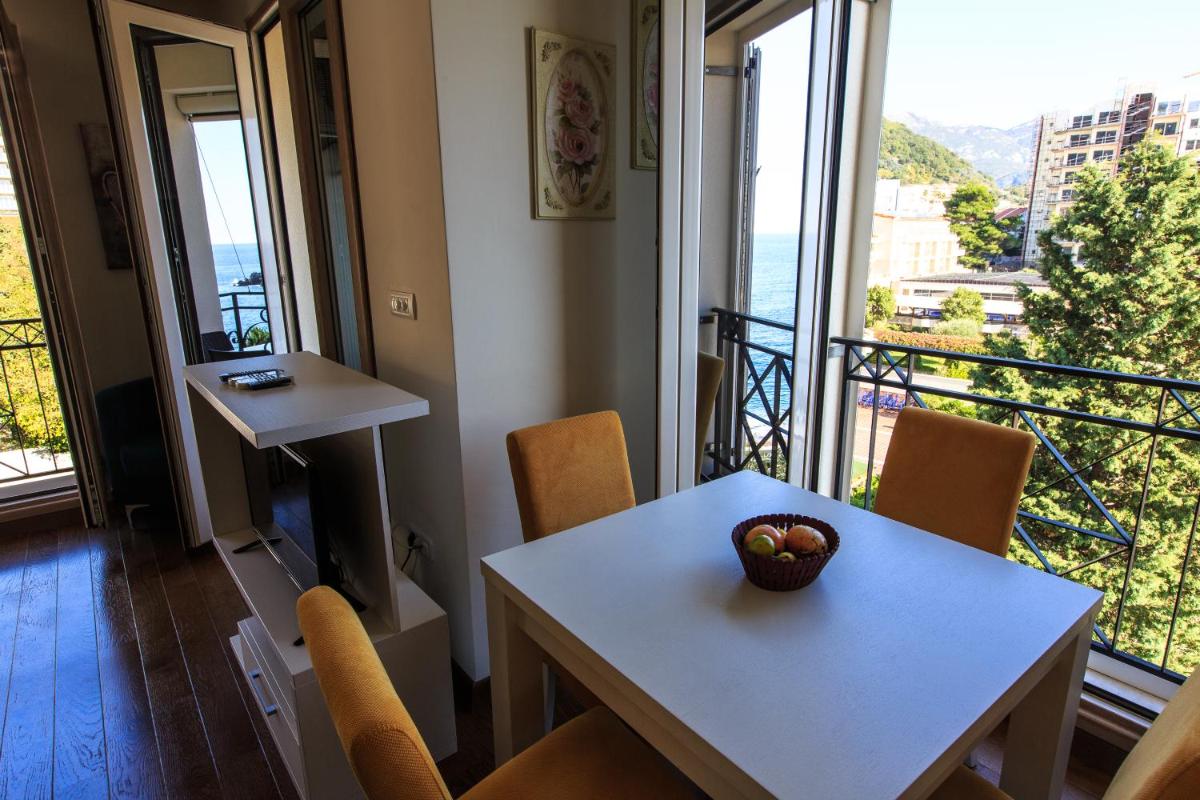 One-Bedroom Apartment with Balcony and Sea View photo 2