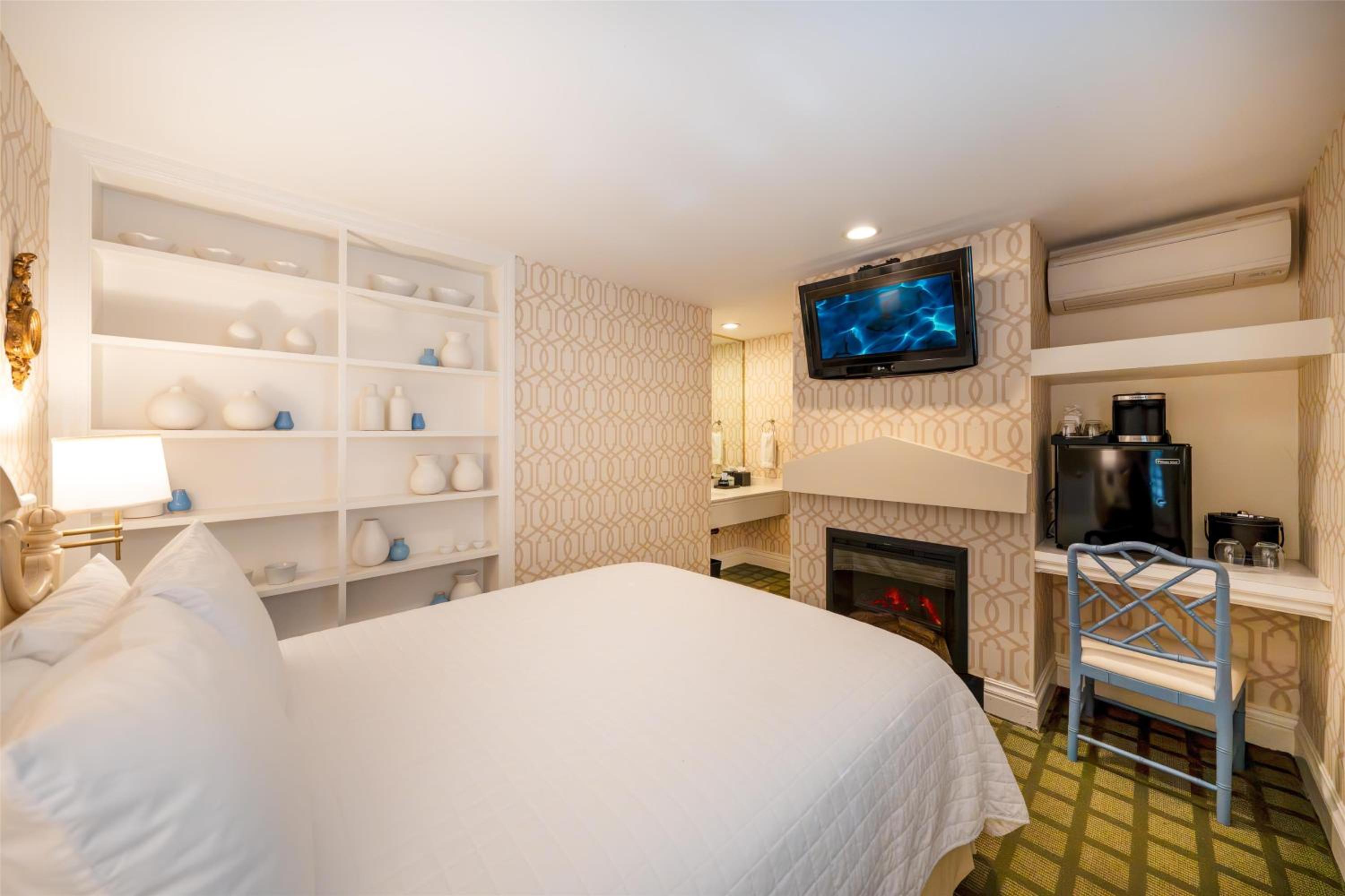 Cozy Queen Room with Fireplace - Non-Smoking photo 1