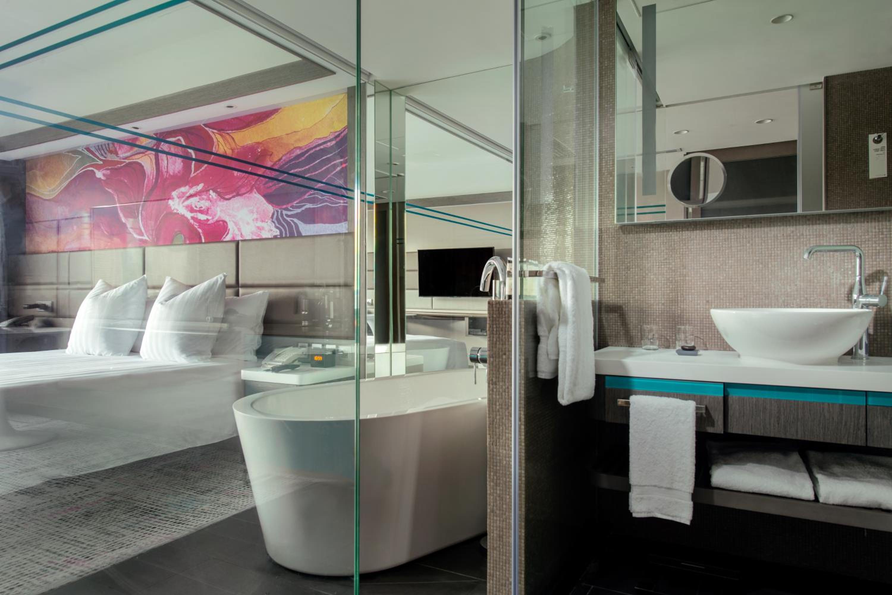 Deluxe Executive Queen Room With City View And Lounge Access - High Floor