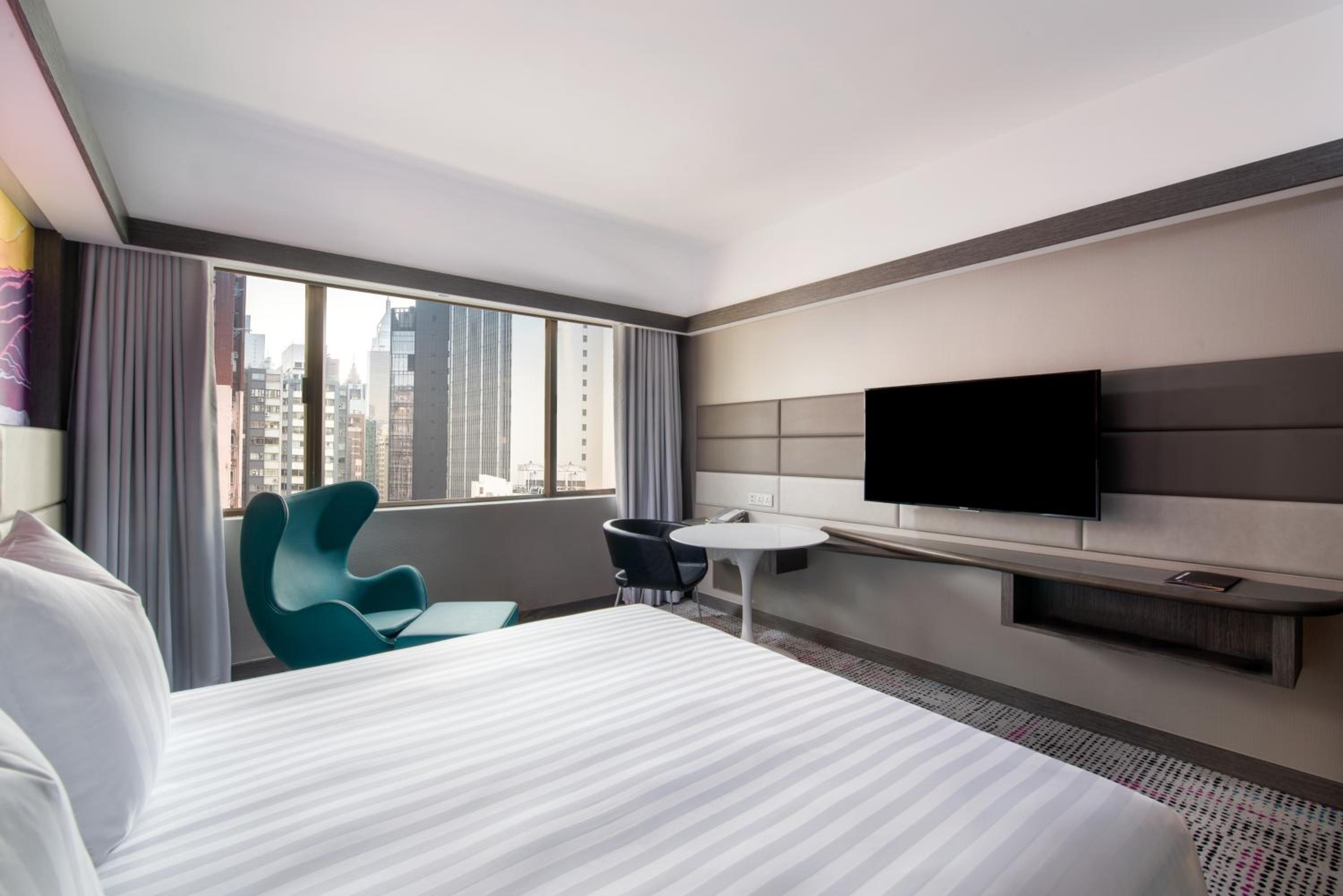 Deluxe Executive Queen Room With City View And Lounge Access - High Floor