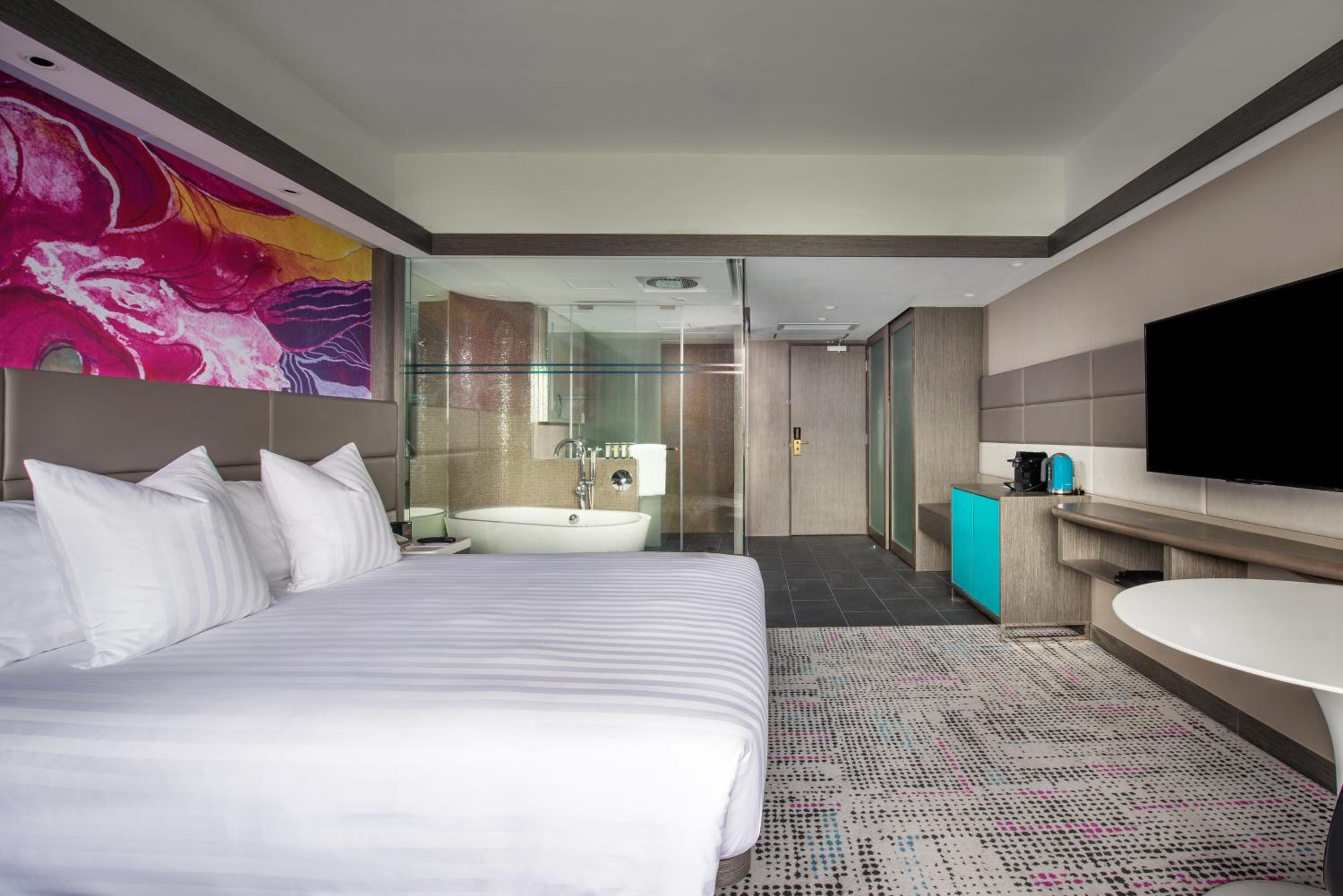 Deluxe Executive Queen Room With City View And Lounge Access - High Floor