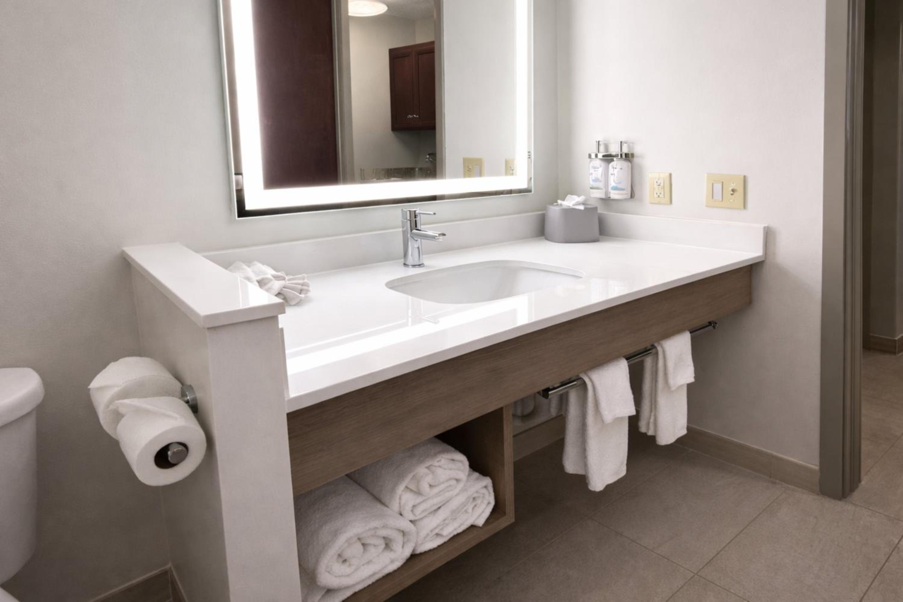 Standard Queen Room with Two Queen Beds and Tub - Mobility/Communications Accessible - Photo 4