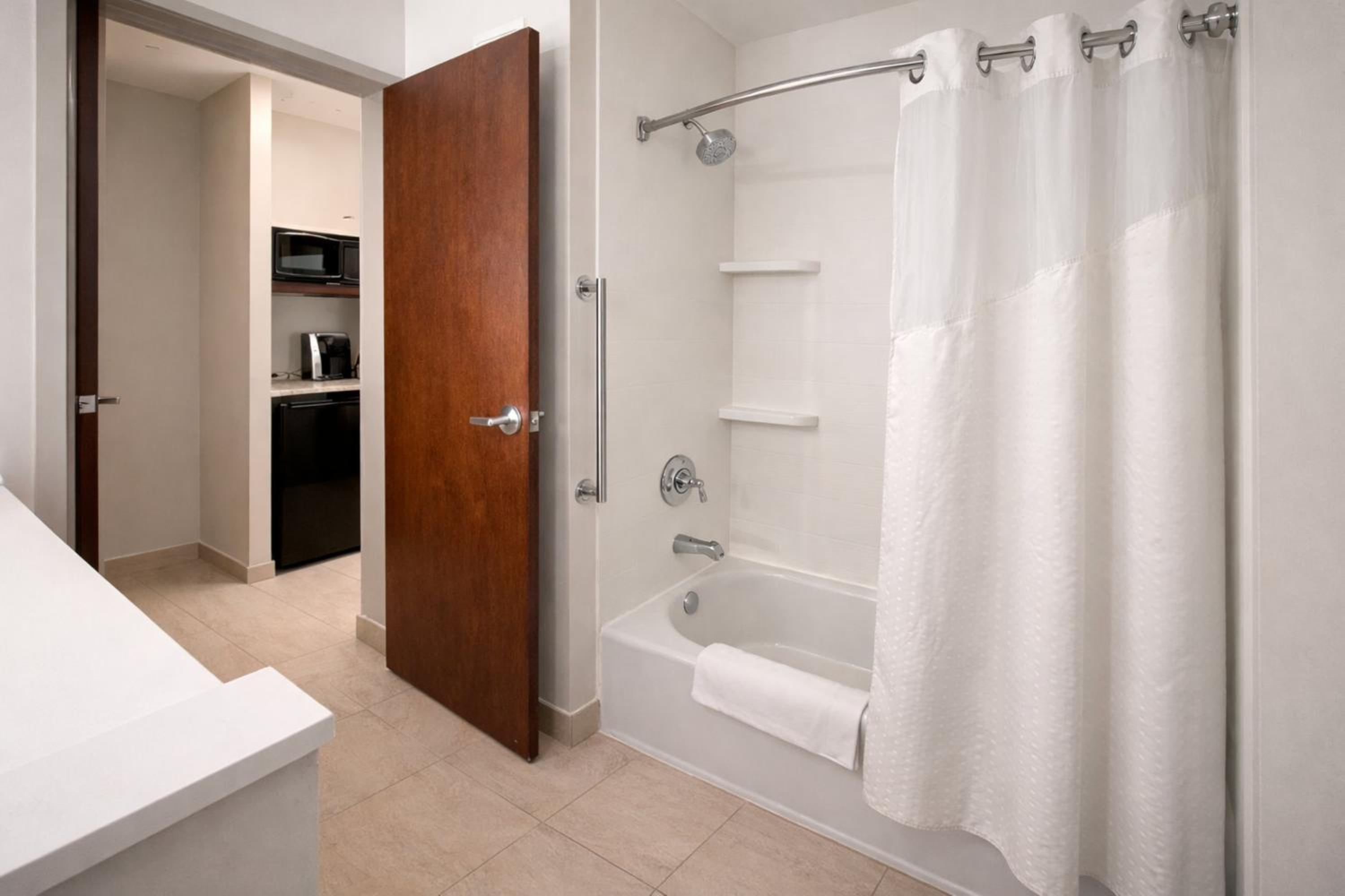 Standard Queen Room with Two Queen Beds and Tub - Mobility/Communications Accessible - Photo 3