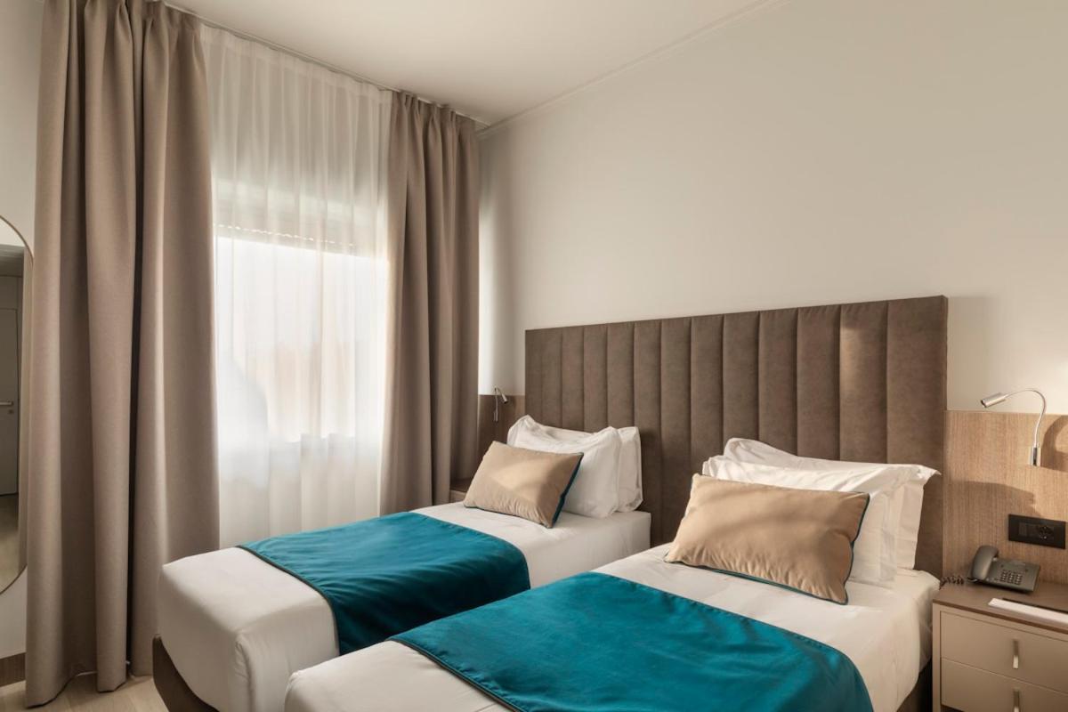 Business Twin Room - Photo 5