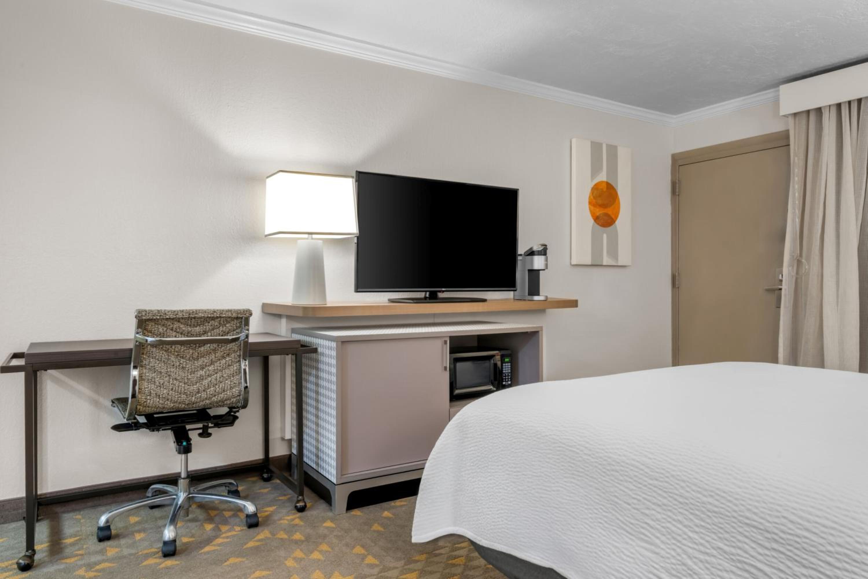 Double Room - Mobility Access with Roll-in Shower - Photo 1