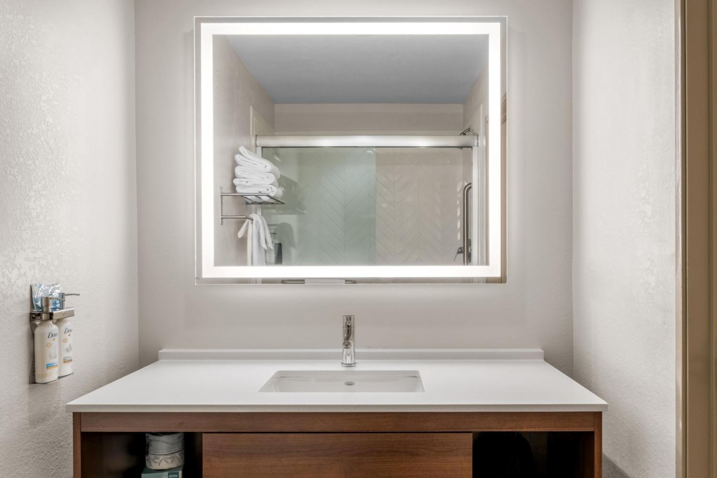 Deluxe King Room - Mobility Access Roll in Shower/Non-Smoking - Photo 1