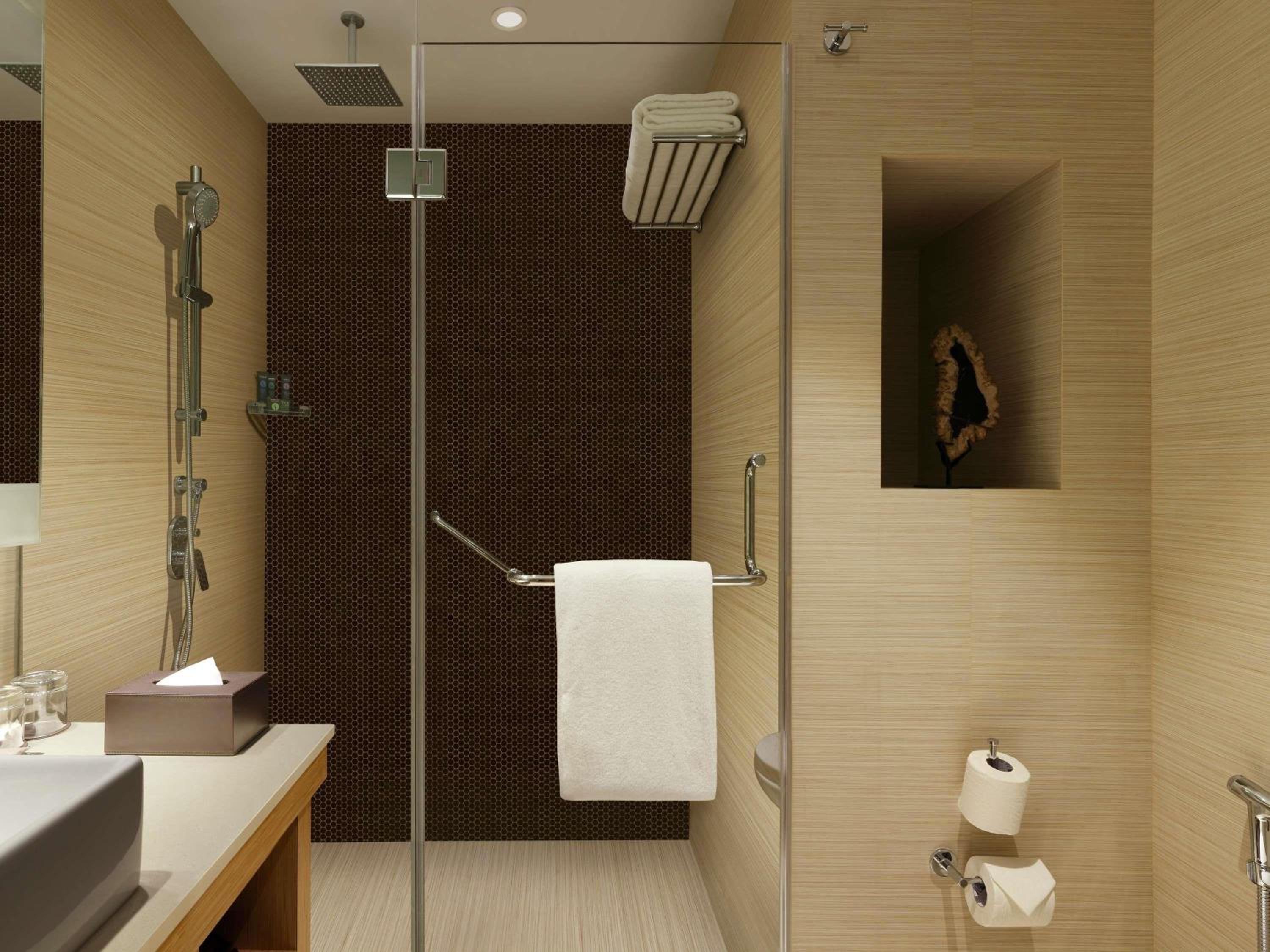 Premium King Room | Unlimited IMFL at the Premium Lounge from 6–8 pm, plus 20% discount on F&B, Laundry, Spa and Transport photo 2