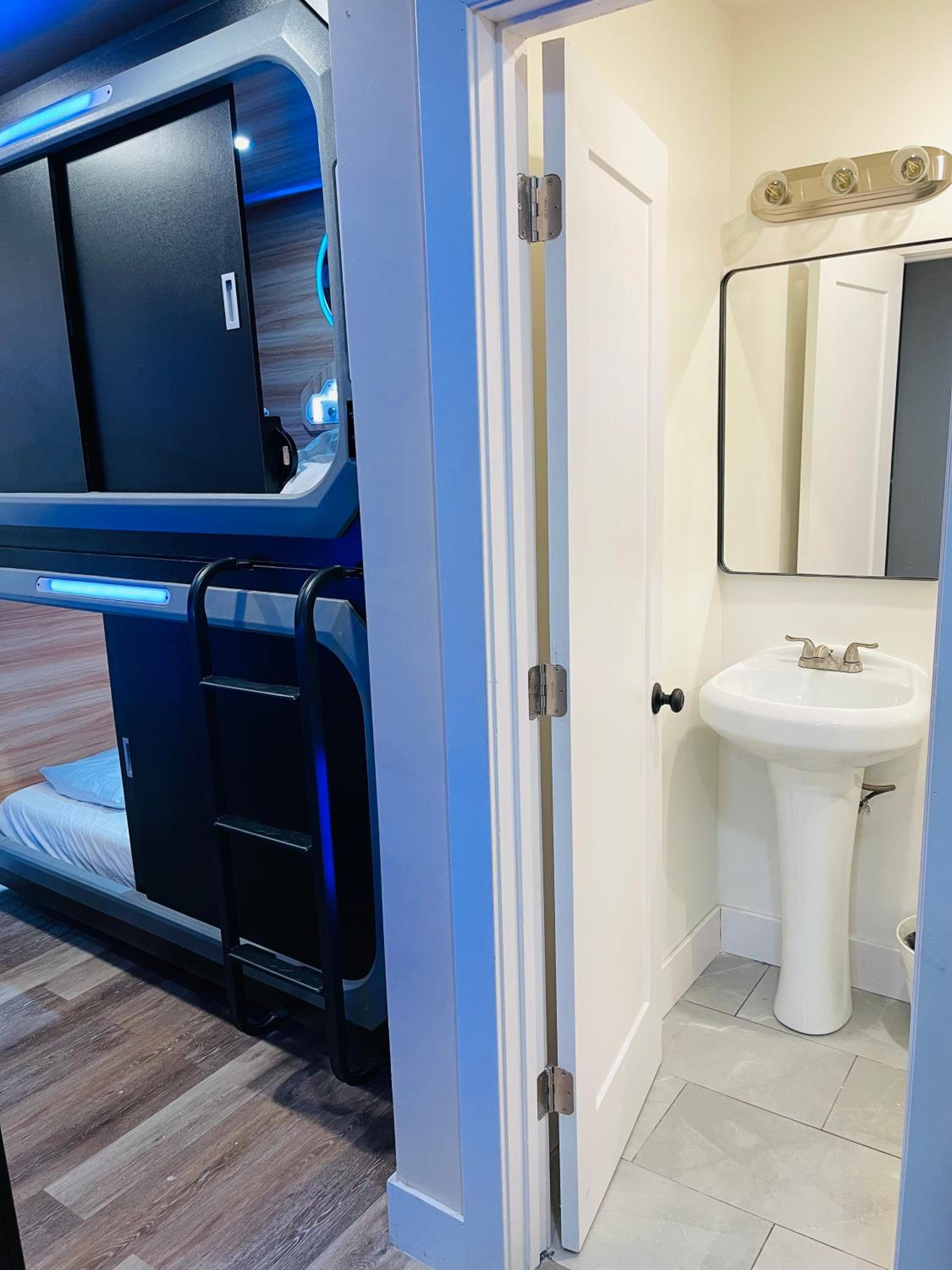 1 BED IN A 4 BED FEMALE LUXURY POD PVT SHOWER photo 2