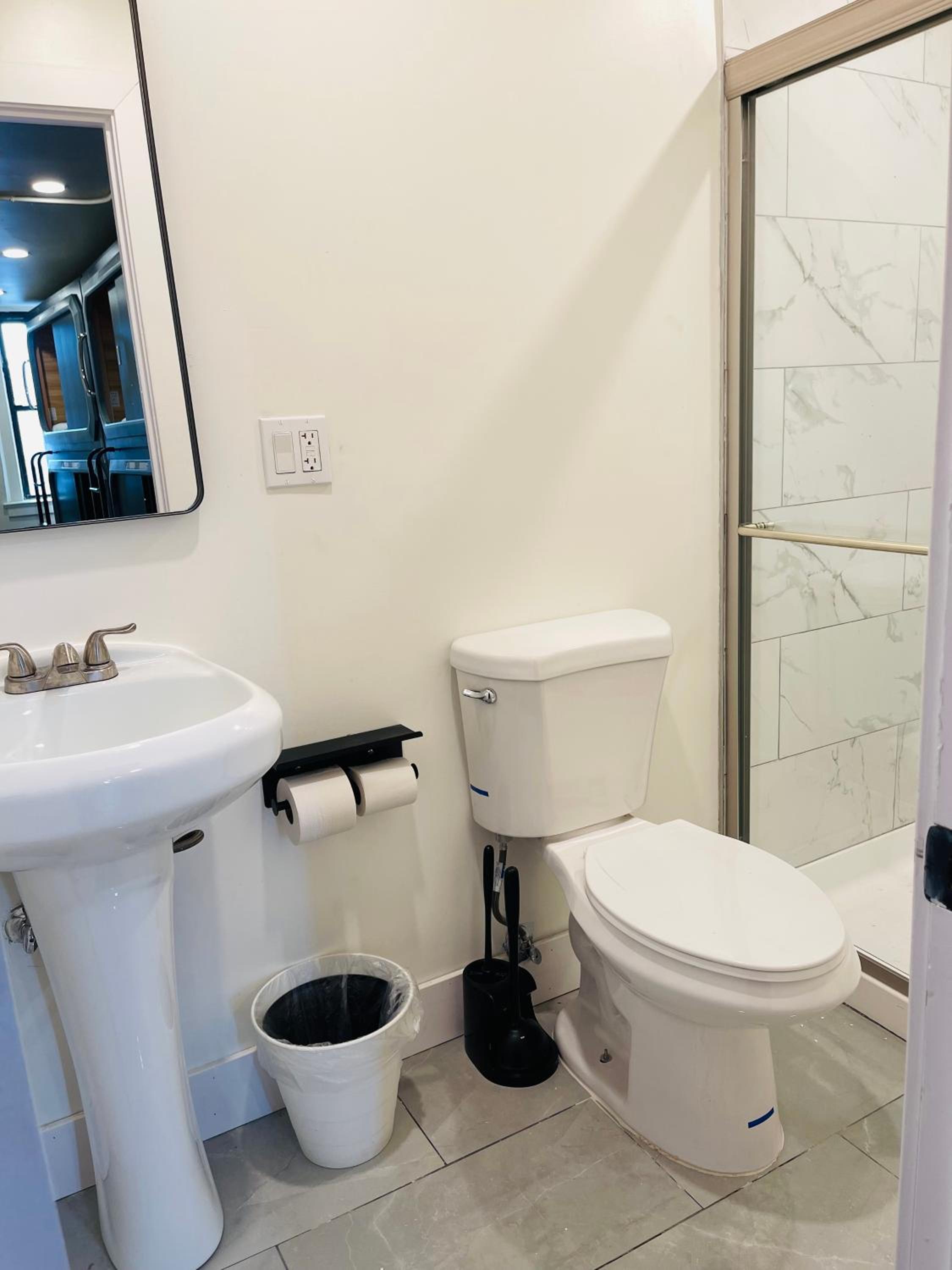 1 BED IN A 4 BED FEMALE LUXURY POD PVT SHOWER photo 1