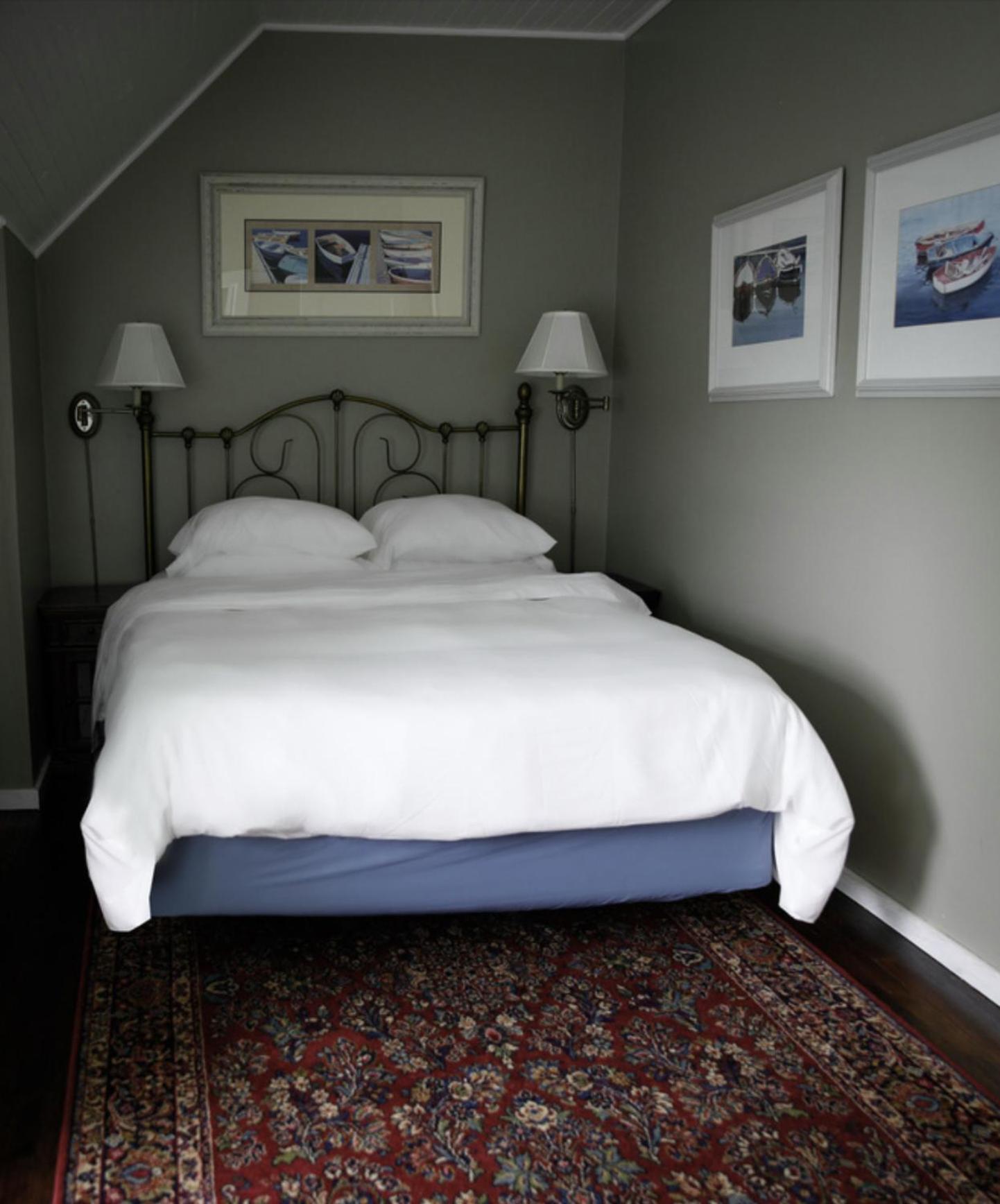 Queen Room photo 2