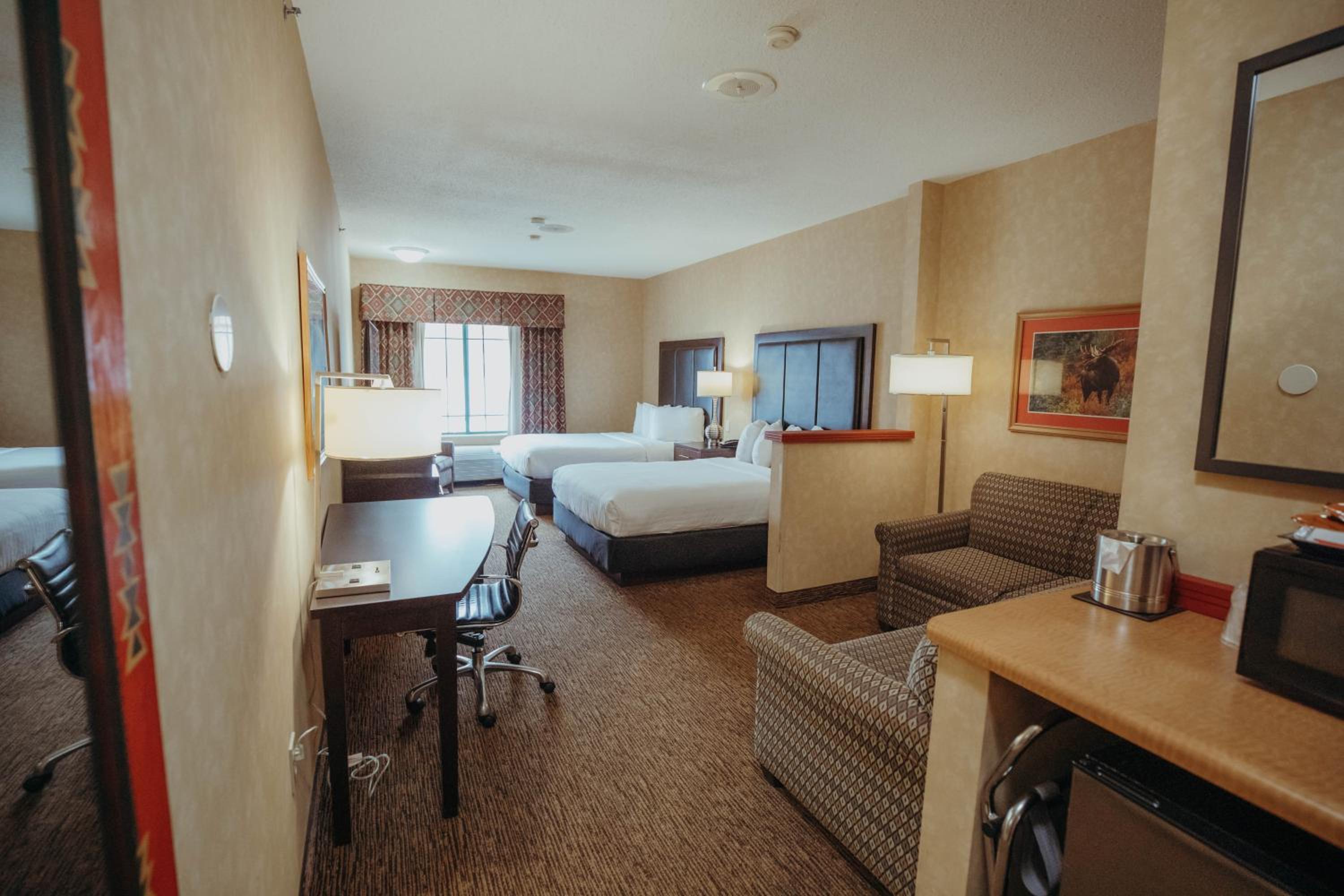 Queen Room with Two Queen Beds - Photo 2