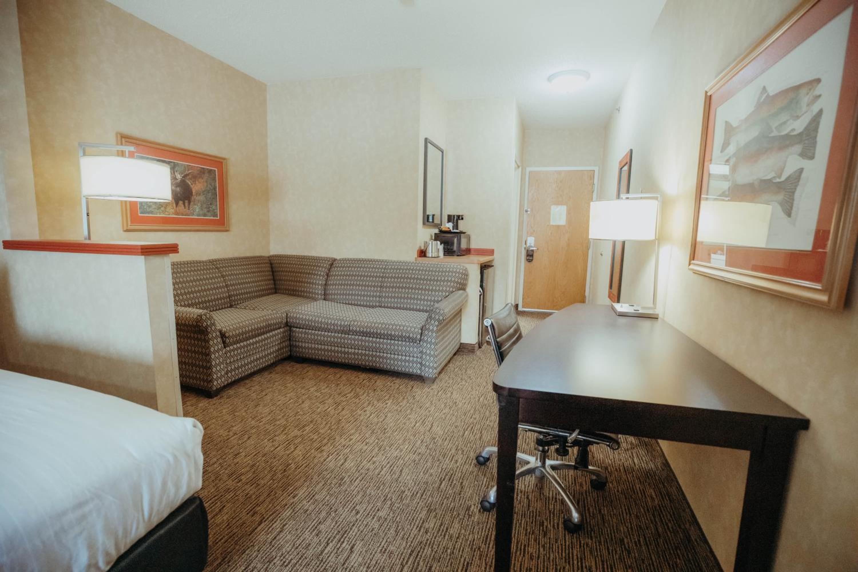 Queen Room with Two Queen Beds - Photo 8