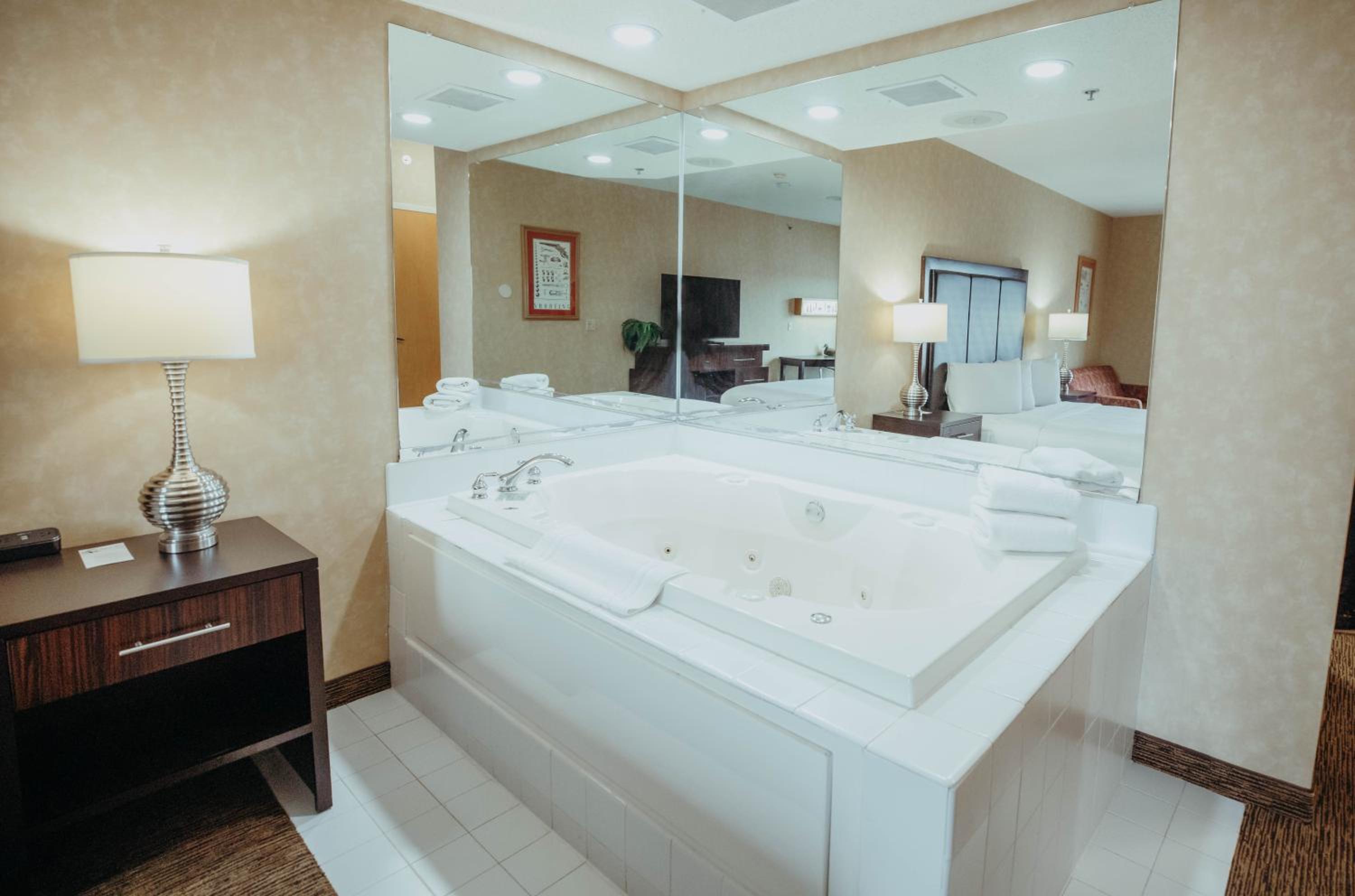 Suite with Hot Tub - Photo 1