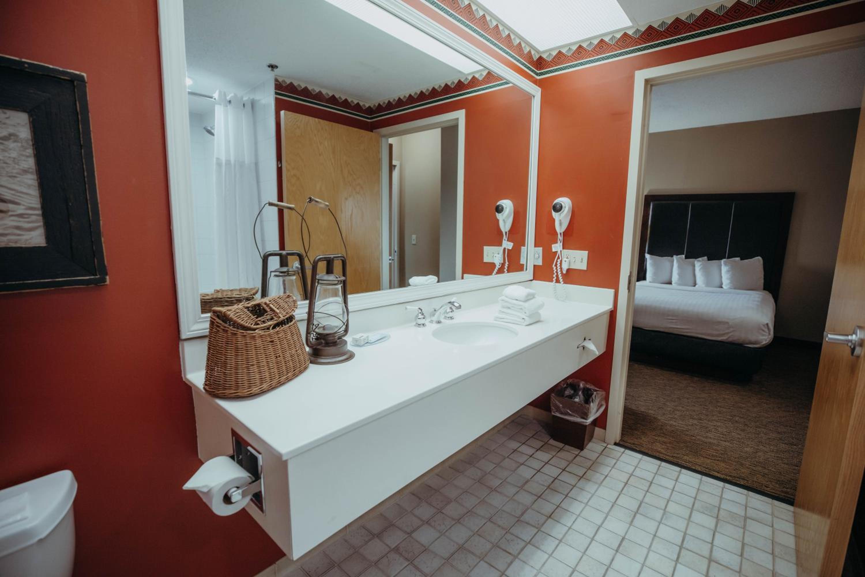 Suite with Hot Tub - Photo 6