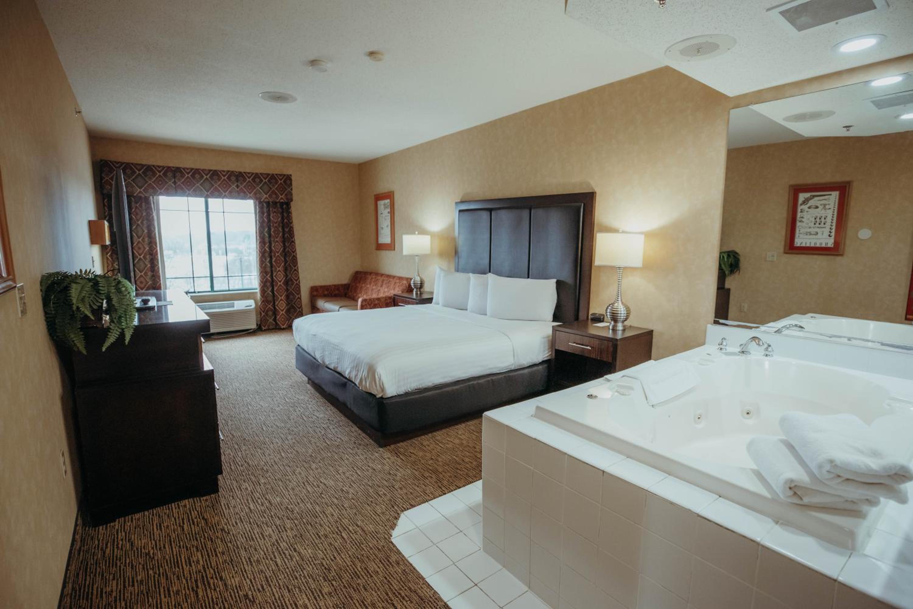 Suite with Hot Tub - Photo 2