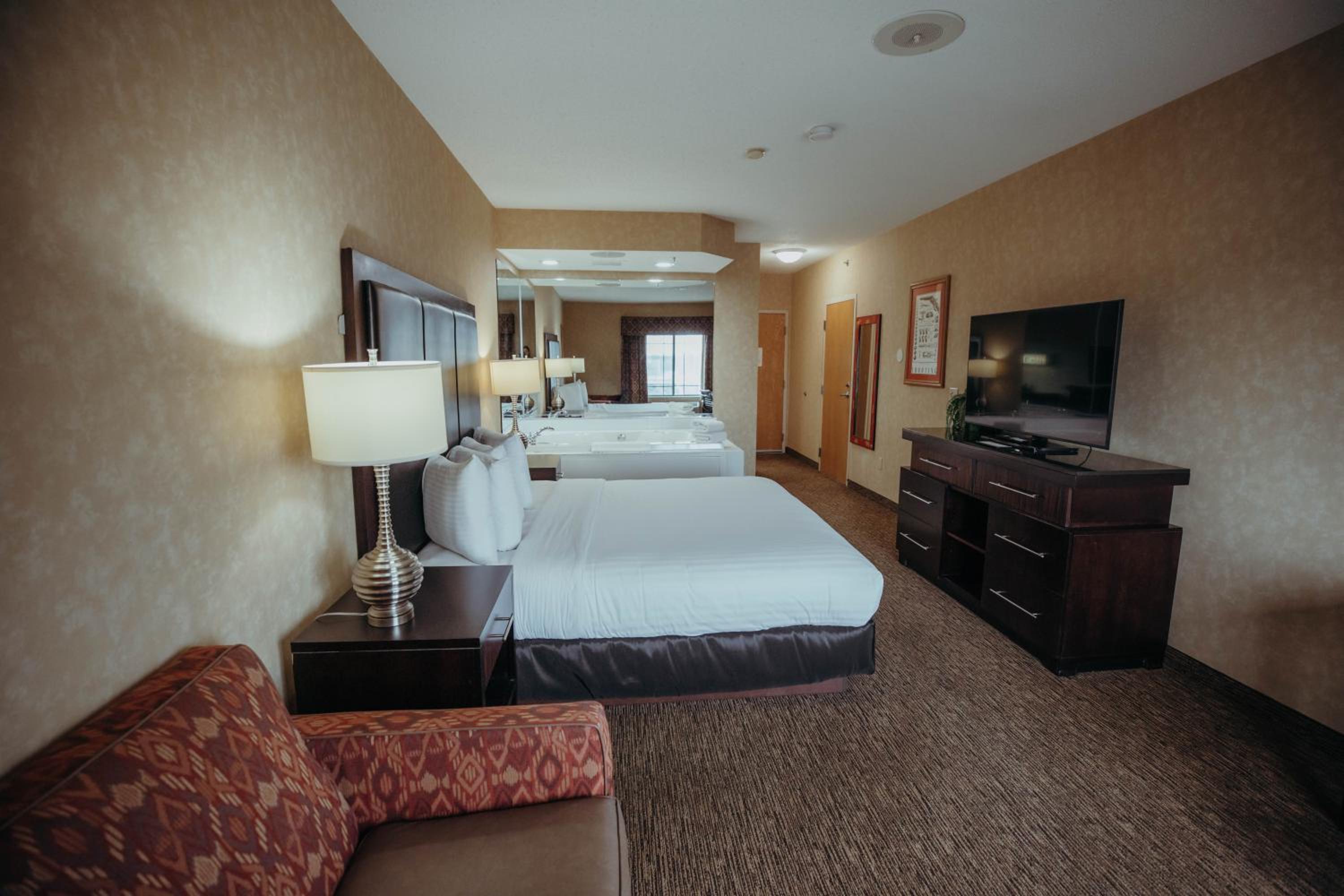 Suite with Hot Tub - Photo 8