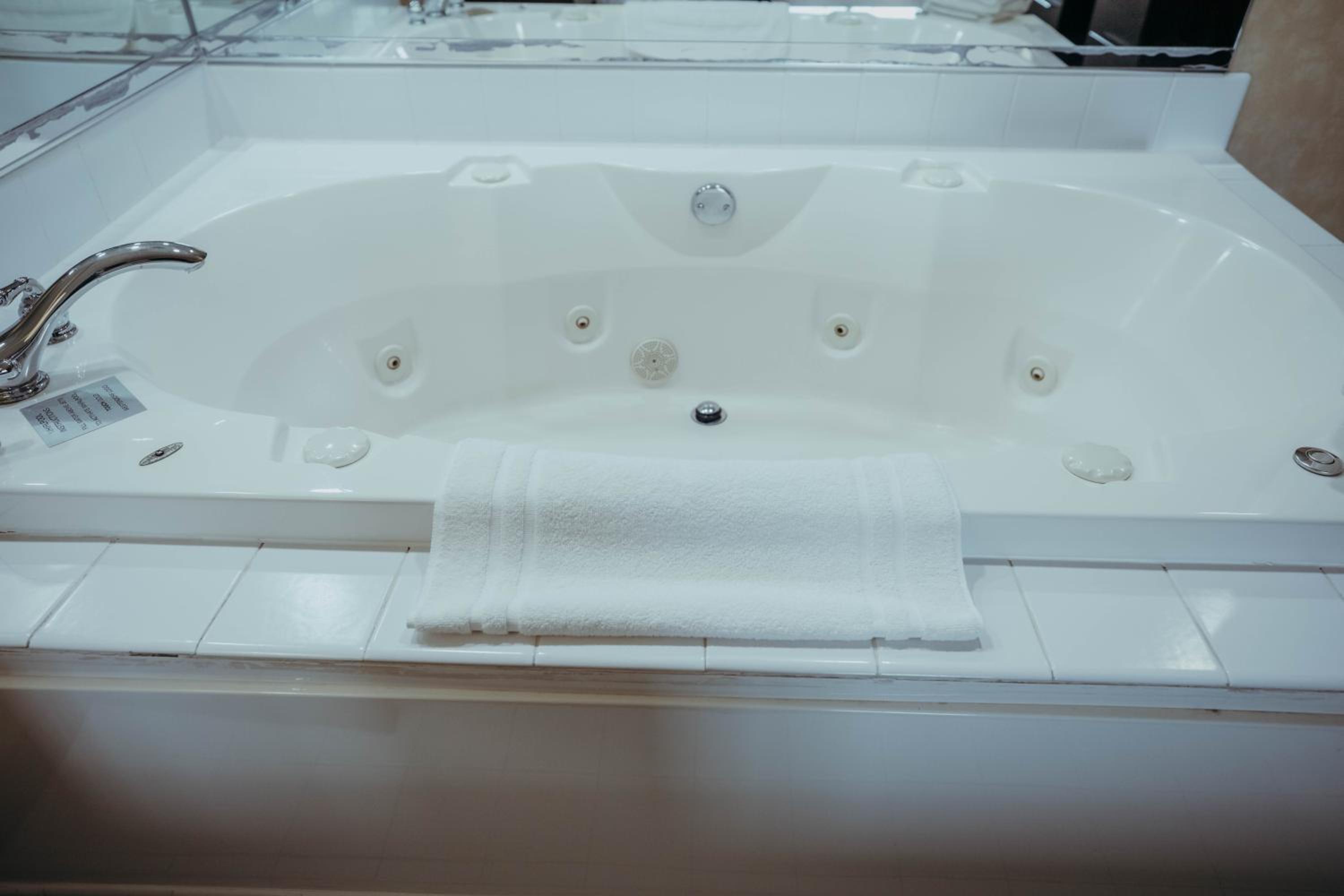 Suite with Hot Tub - Photo 9
