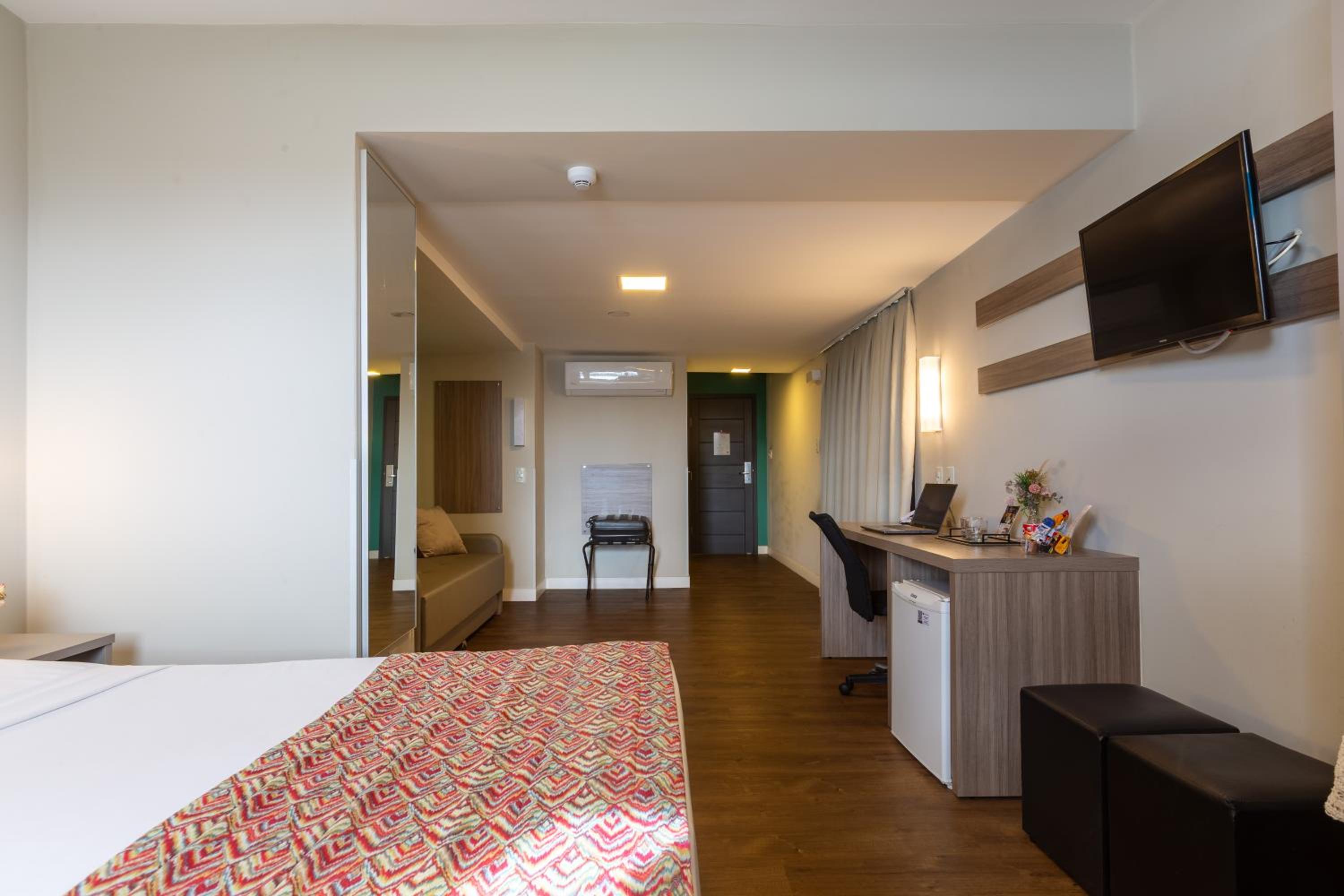 Deluxe Triple Room with Sea View thumbnail 6