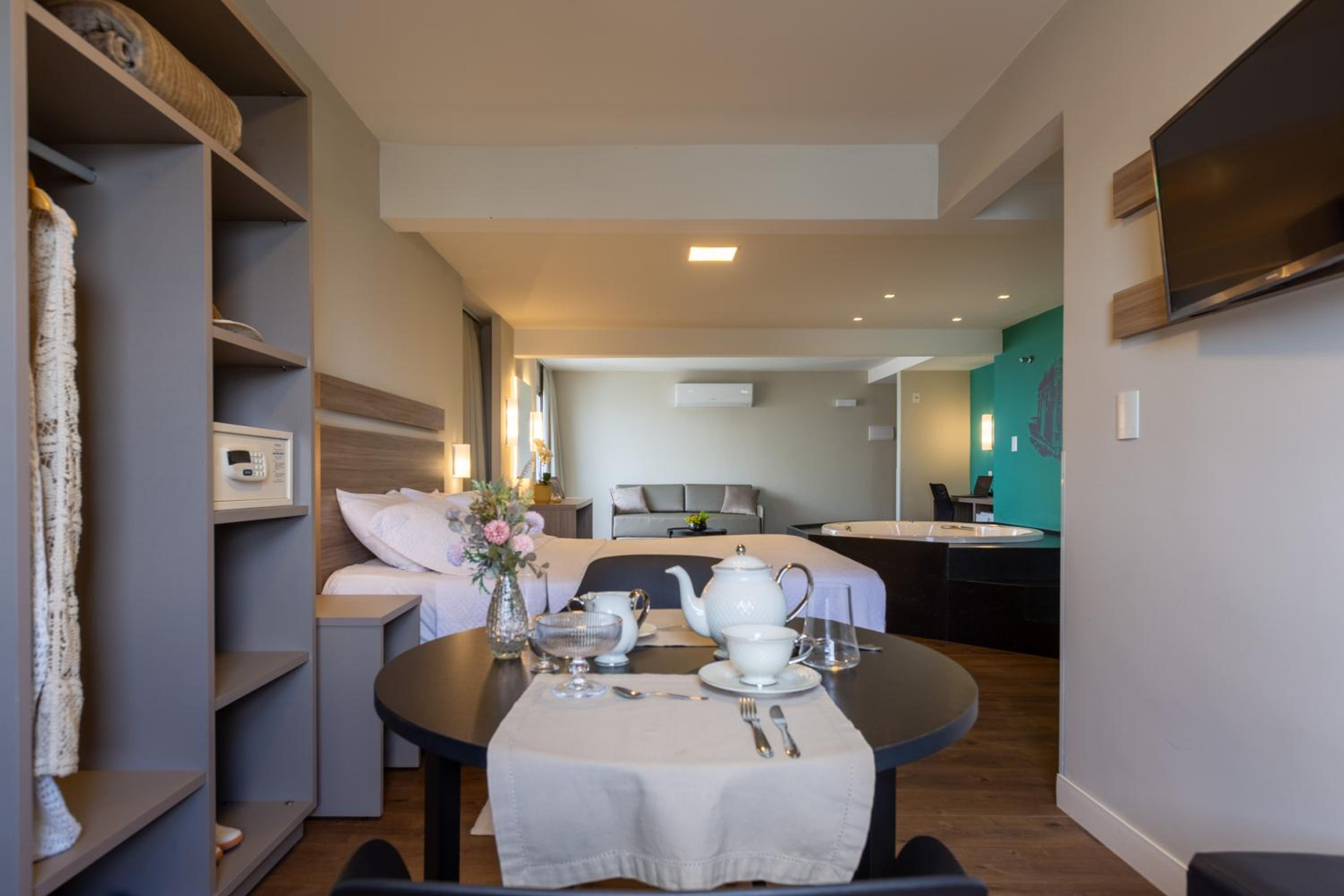 Deluxe Suite with Spa Bath