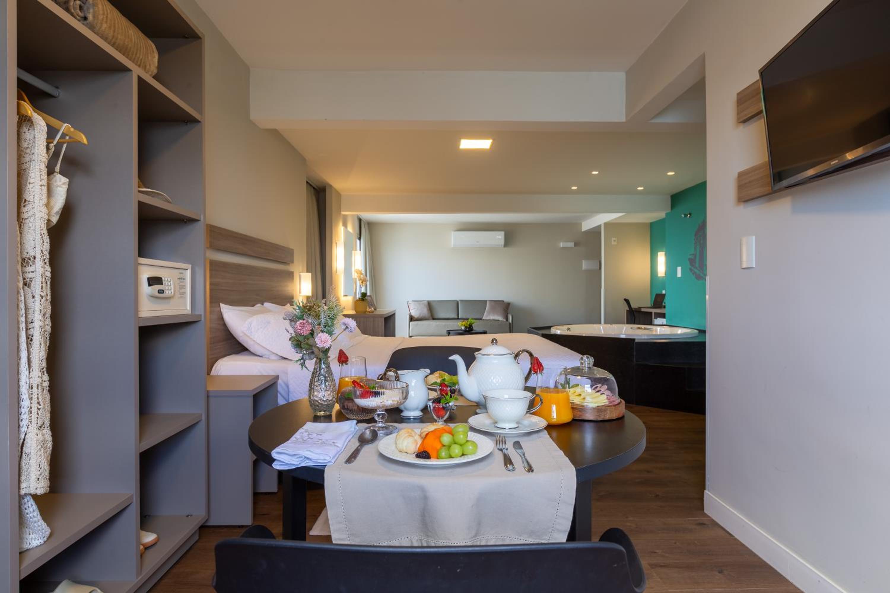 Deluxe Suite with Spa Bath