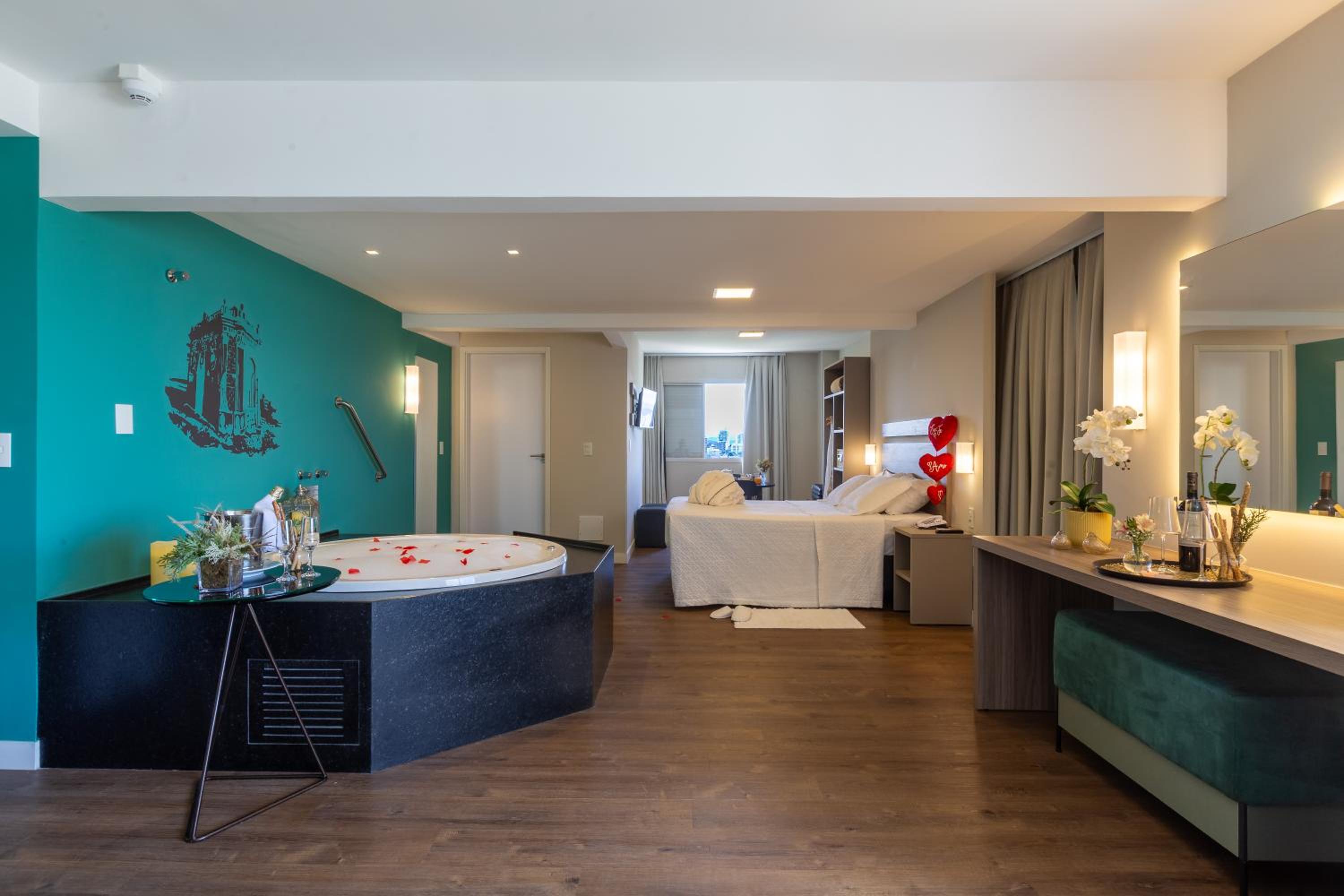 Deluxe Suite with Spa Bath thumbnail 5